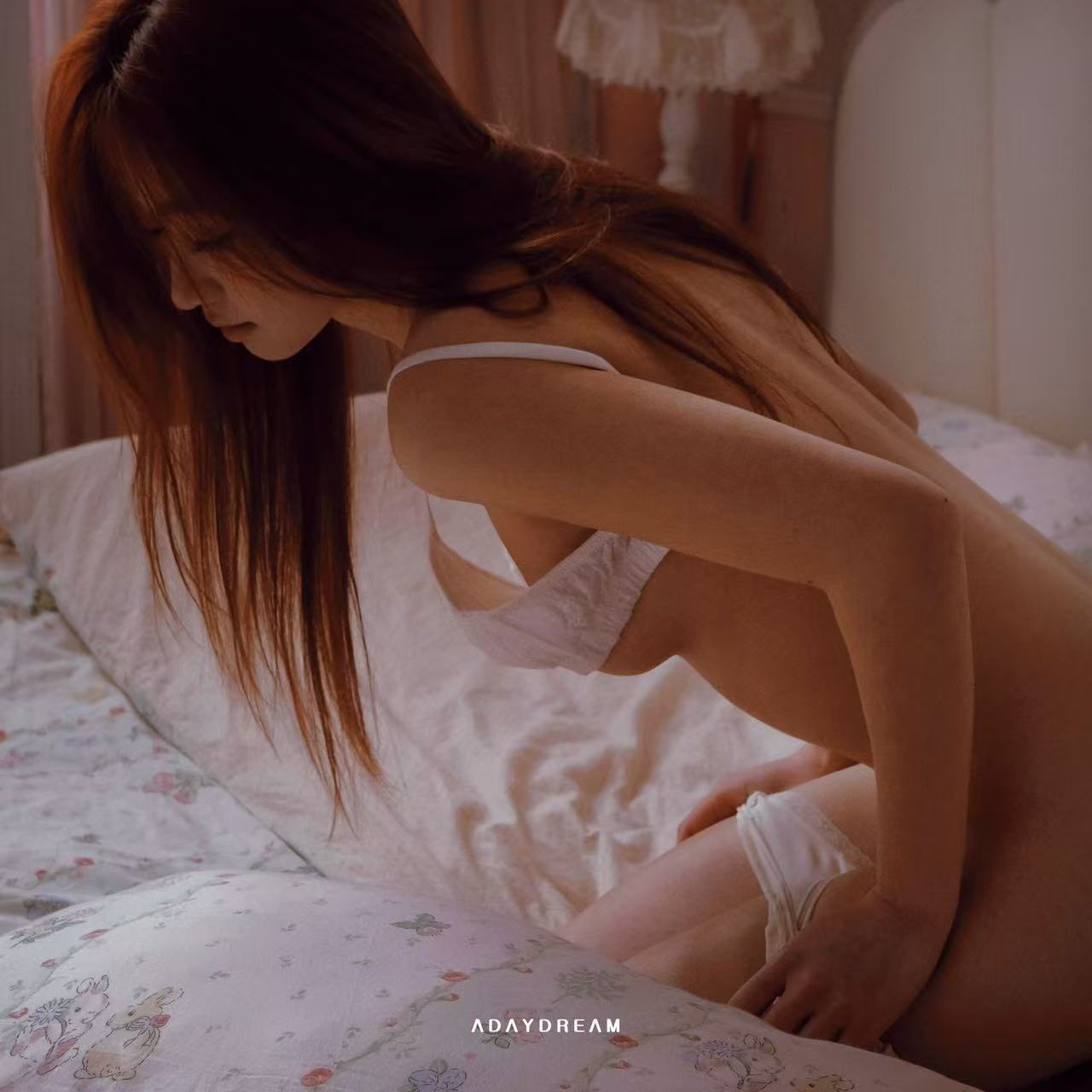 女人躺在床上,腿抬起来。