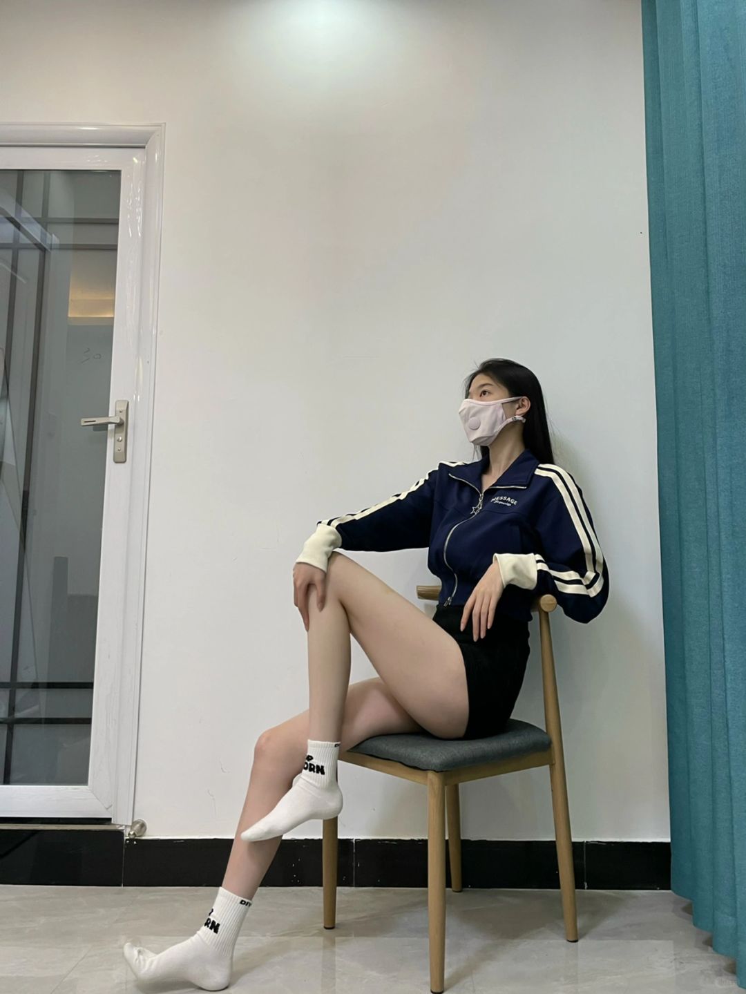 戴着面具的女人坐在椅子上。