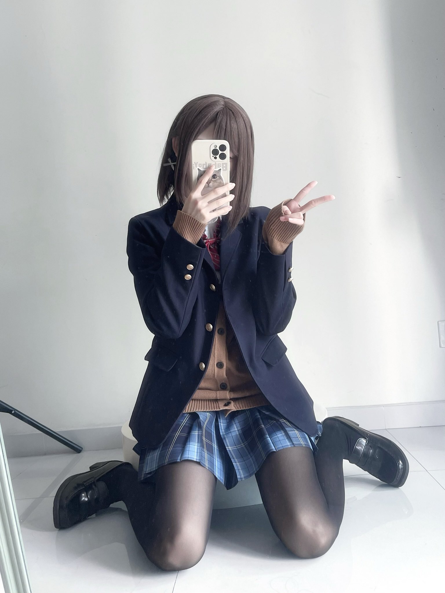 一位穿着蓝色夹克和红色领带的女人拍了一张自拍。