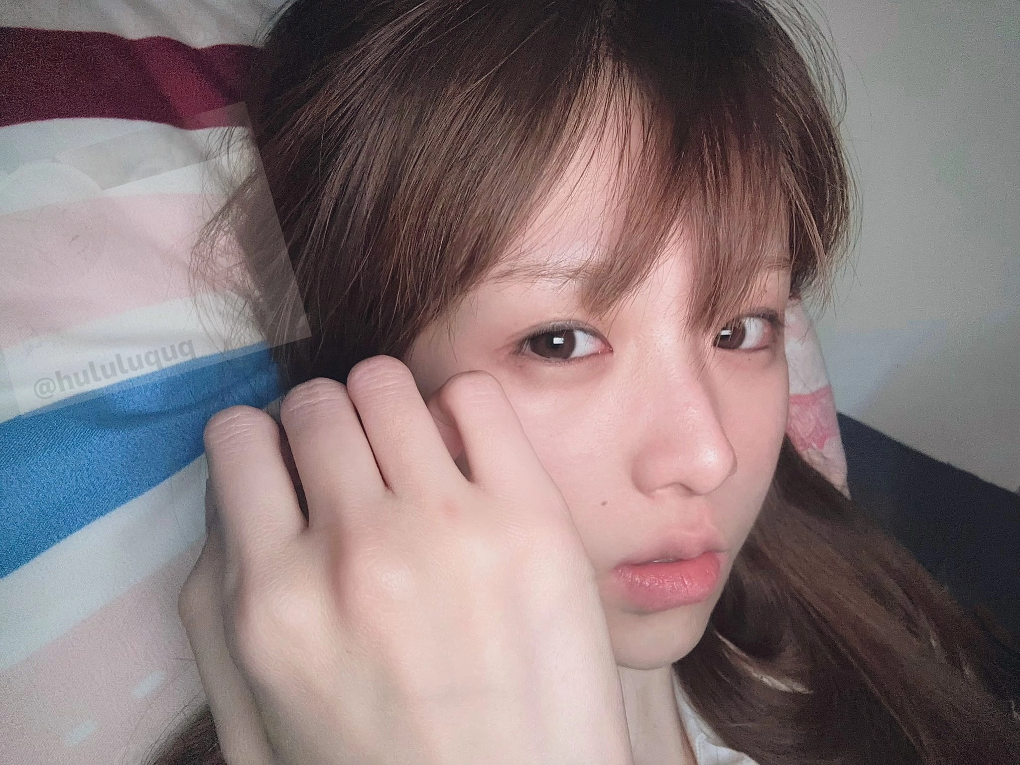 棕色头发和粉红色衬衫的女人躺在床上。