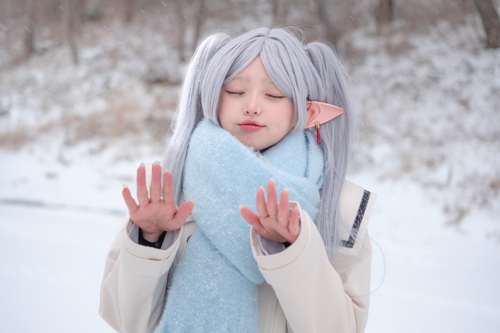 穿着蓝色衬衫和白色夹克的女孩。