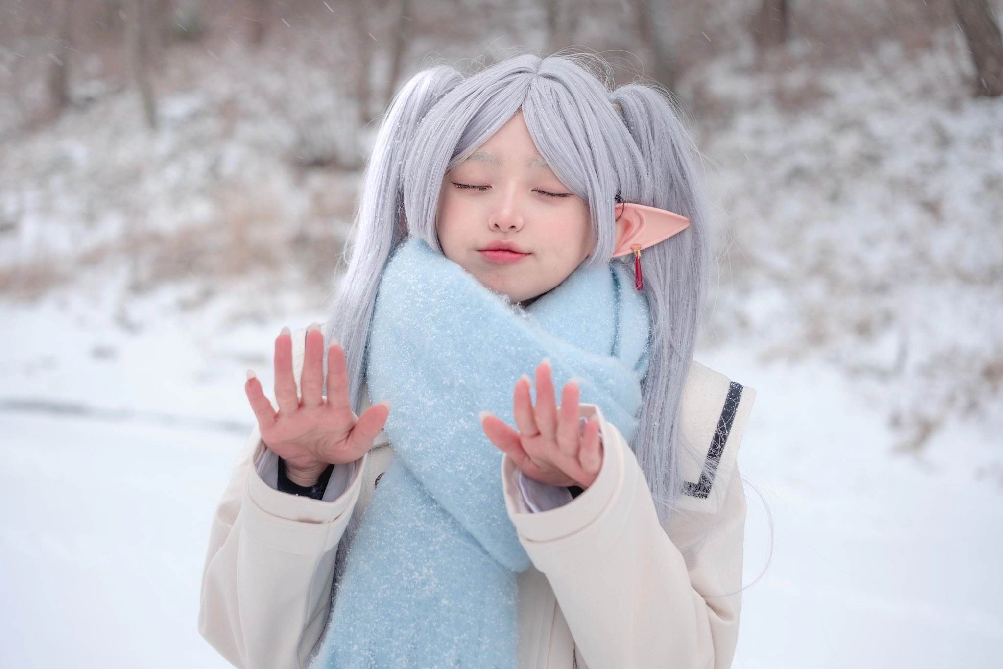 穿着蓝色衬衫和白色夹克的女孩。