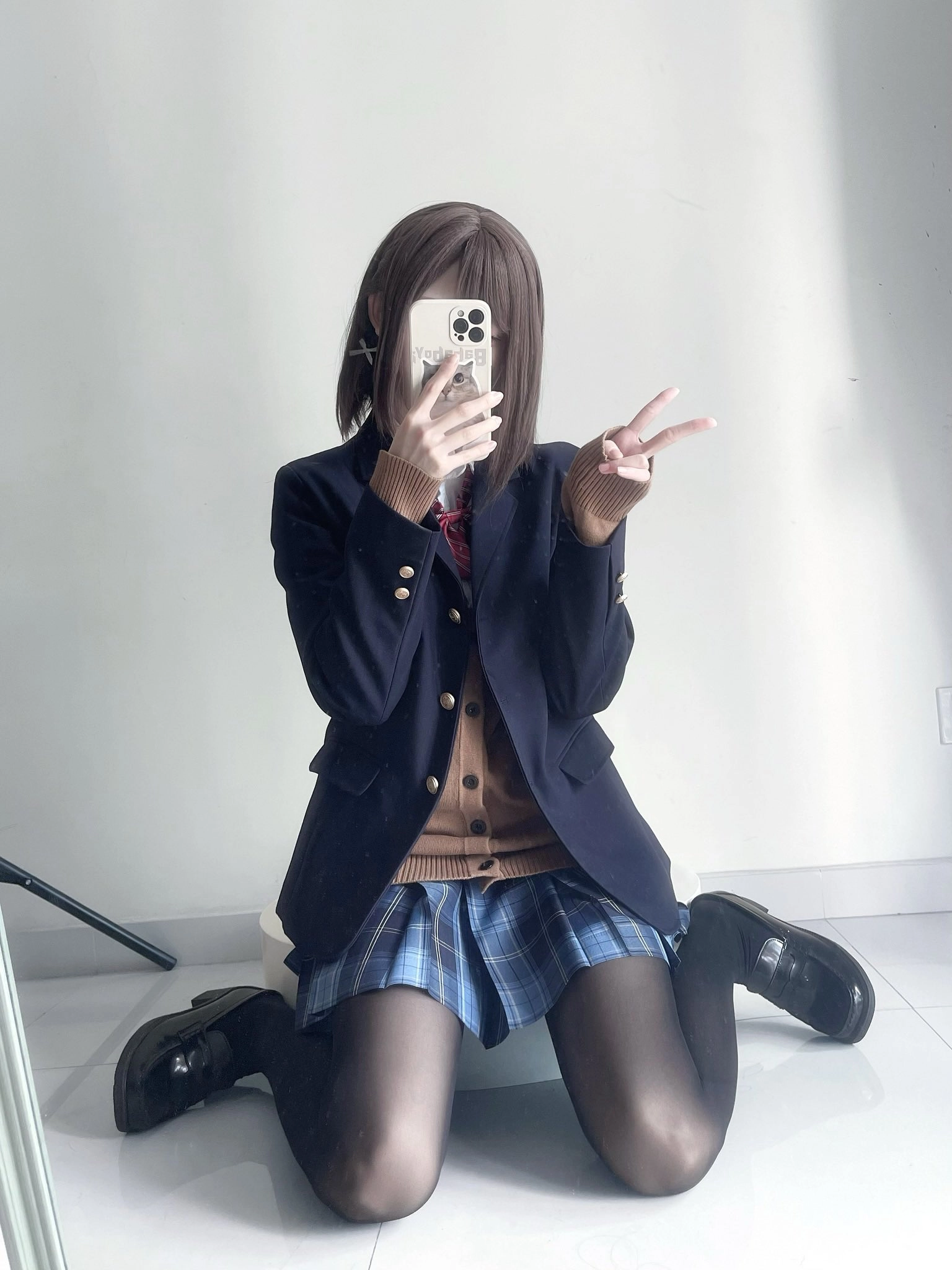 一位穿着蓝色夹克和红色领带的女人拍了一张自拍。