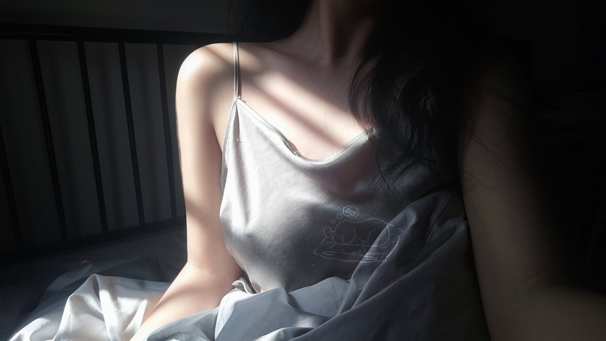 女人肩上有纹身。