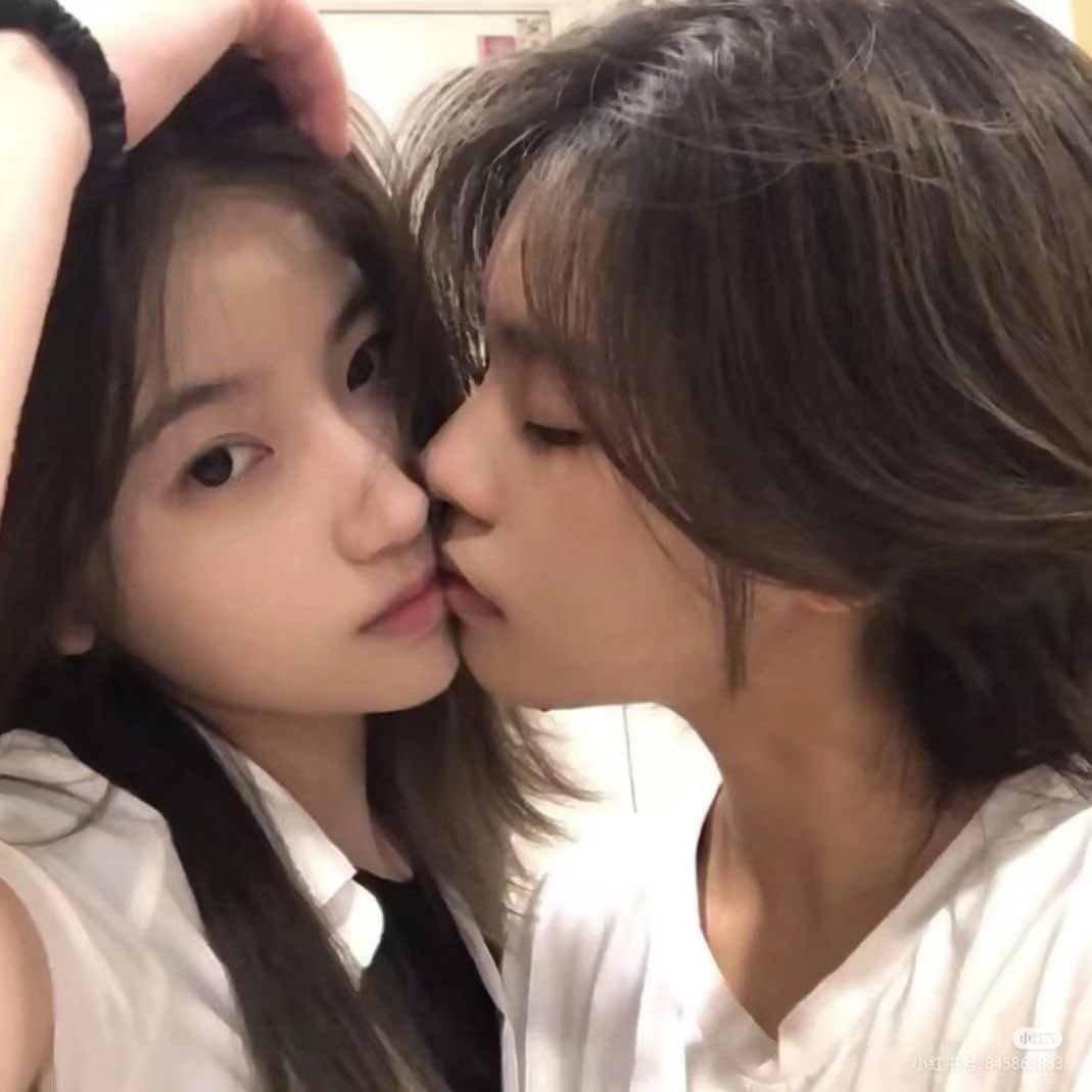 两个女孩接吻。