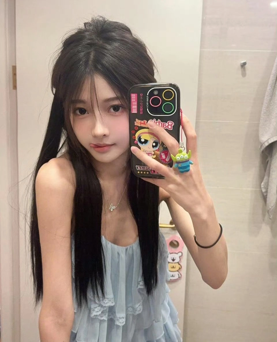 女孩用手机拍自拍。