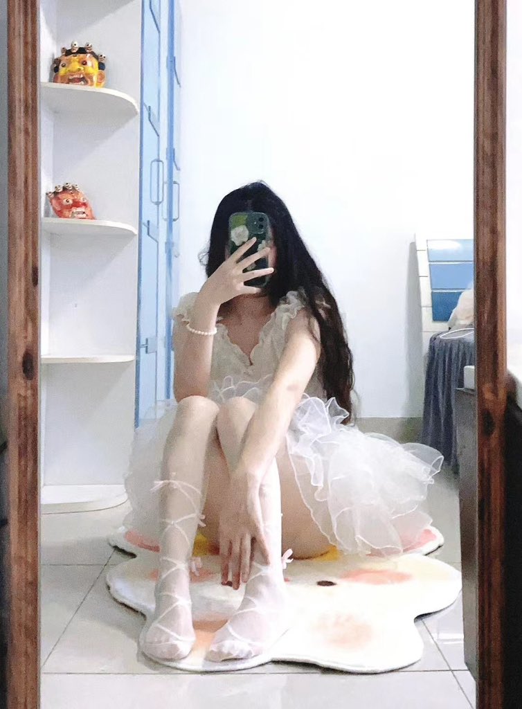 女人在镜子里拍自拍。