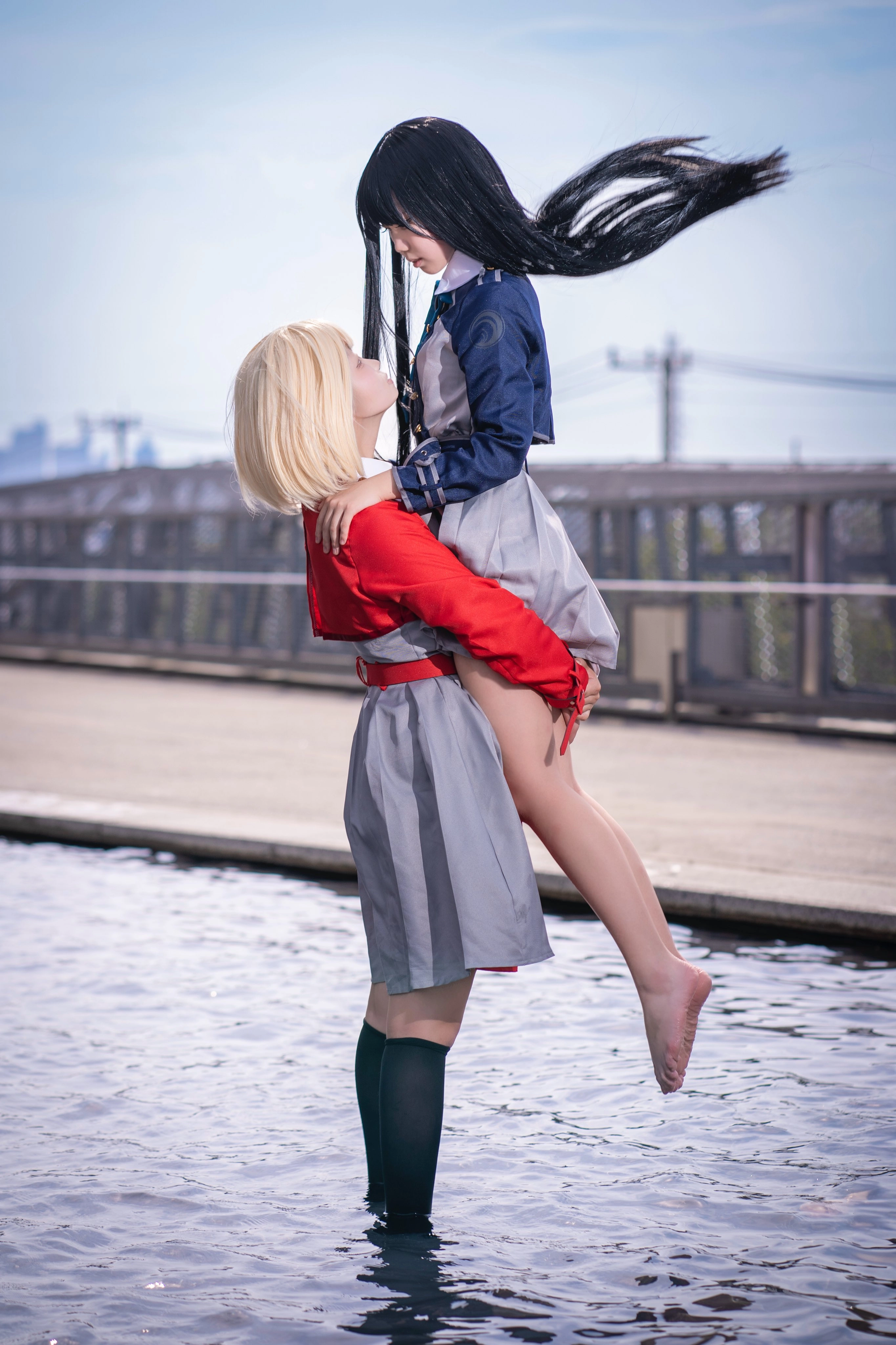 长头发的女人被一个穿着红色衬衫的男人抬起。