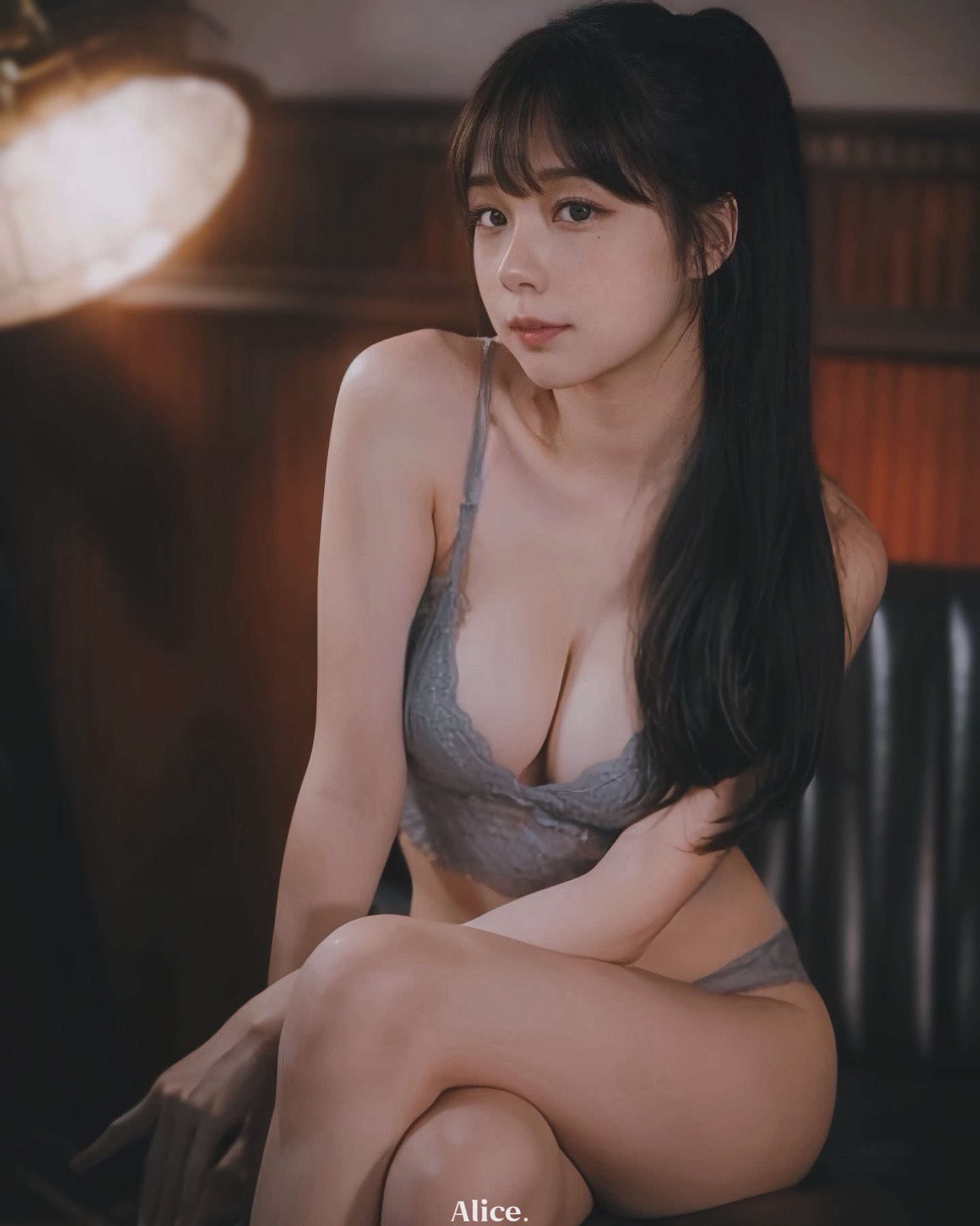 有大乳房的女人坐在沙发上。
