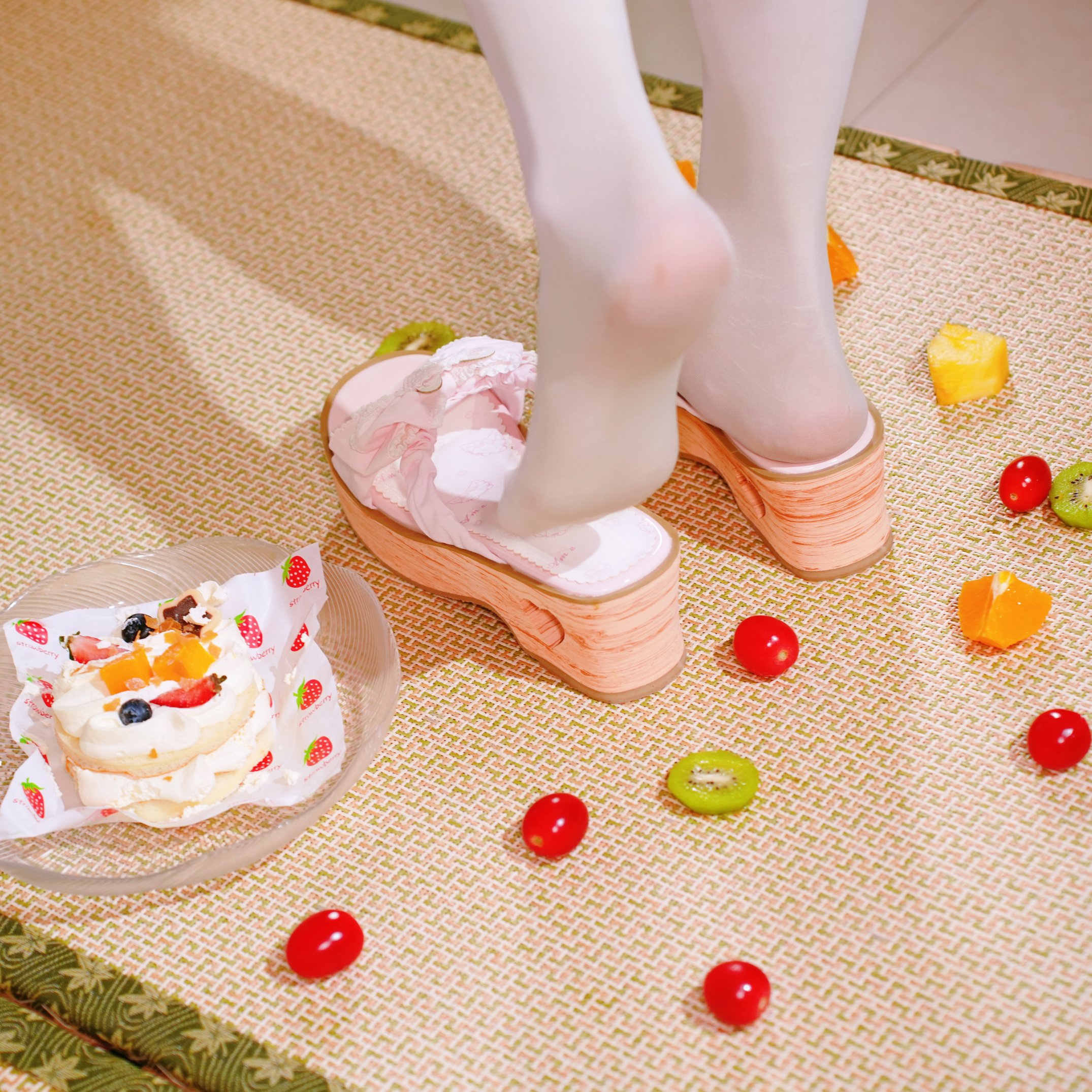 女人站在地毯上,拿着一盘食物。