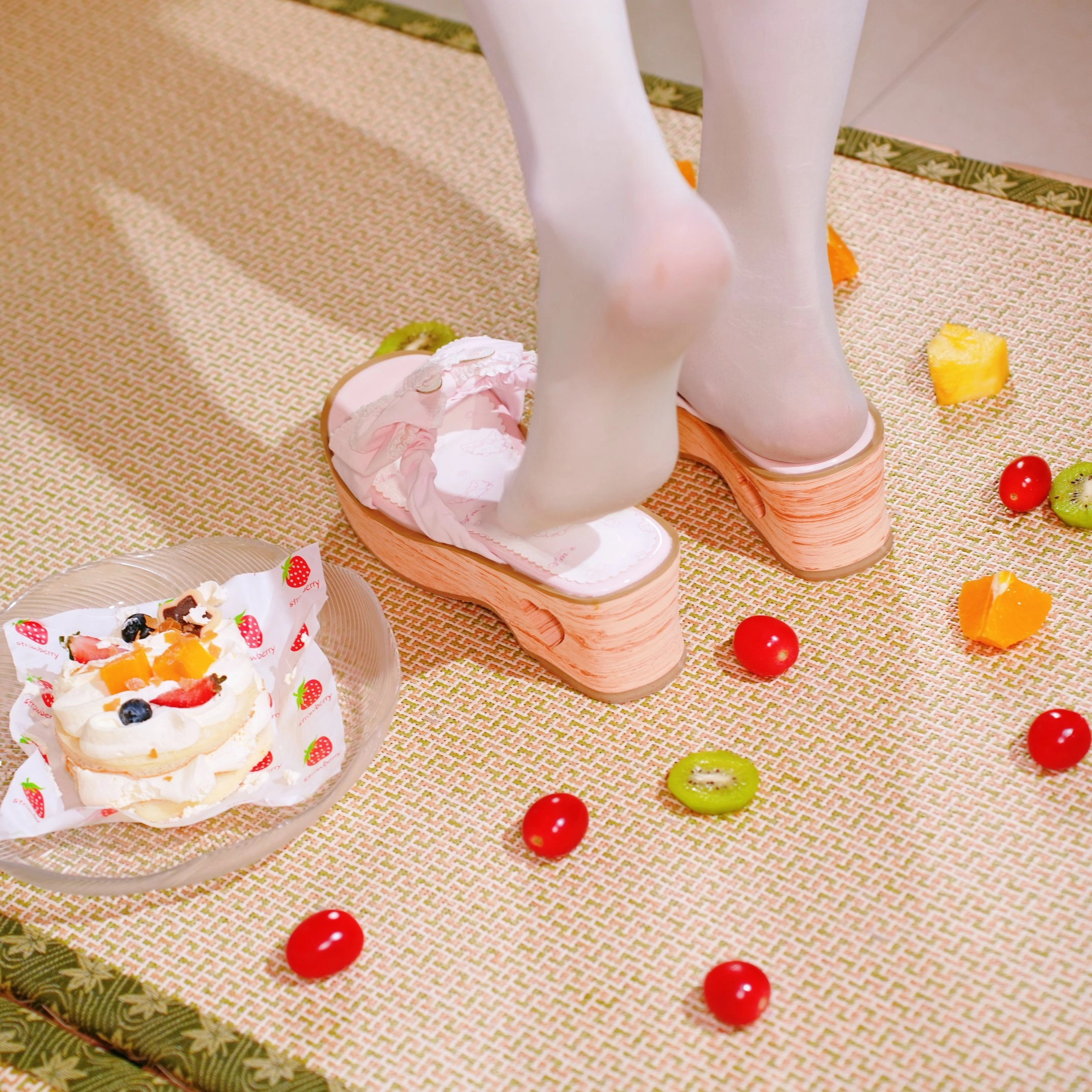 女人站在地毯上,拿着一盘食物。