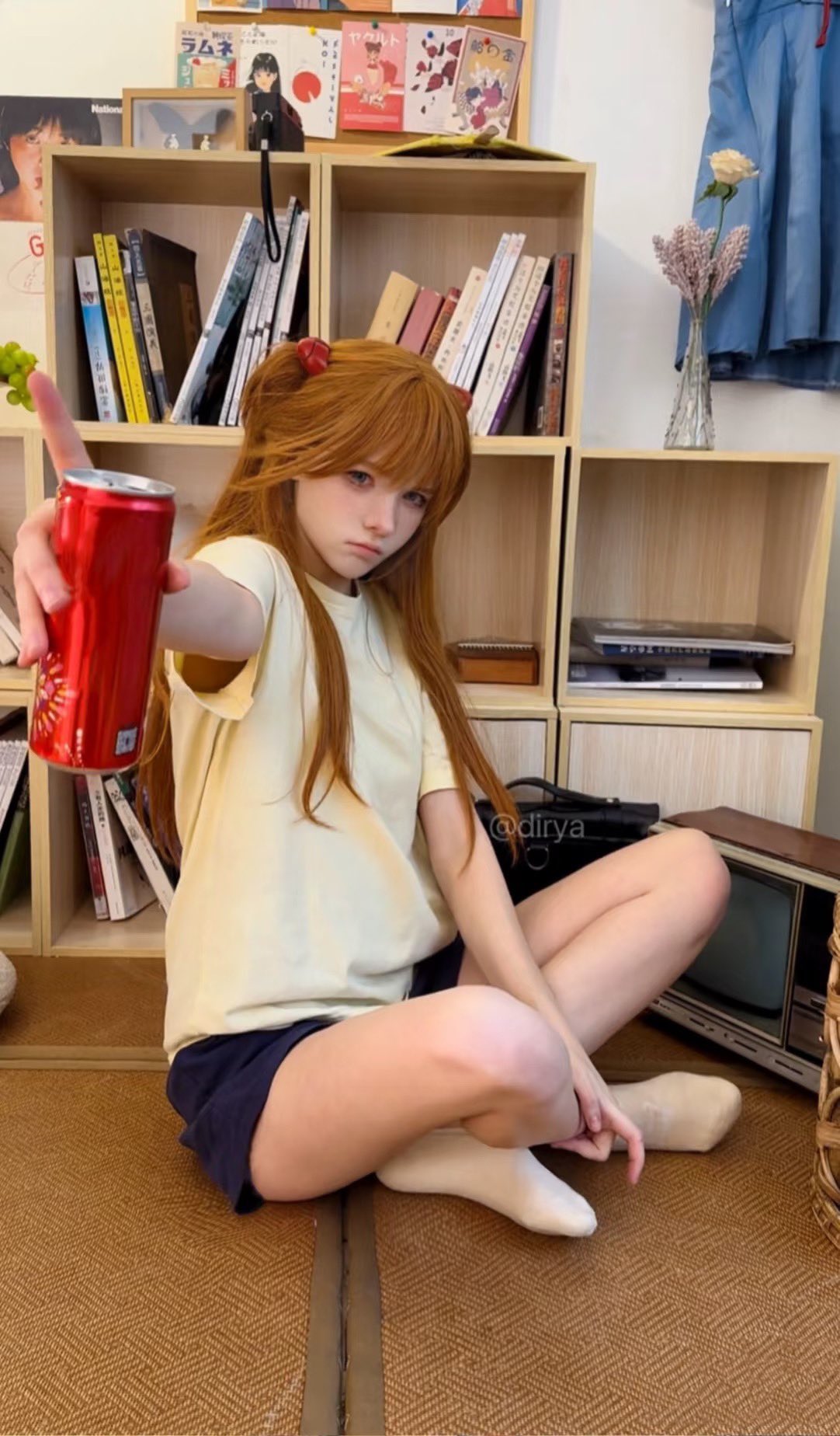 女孩拿着一罐苏打水。