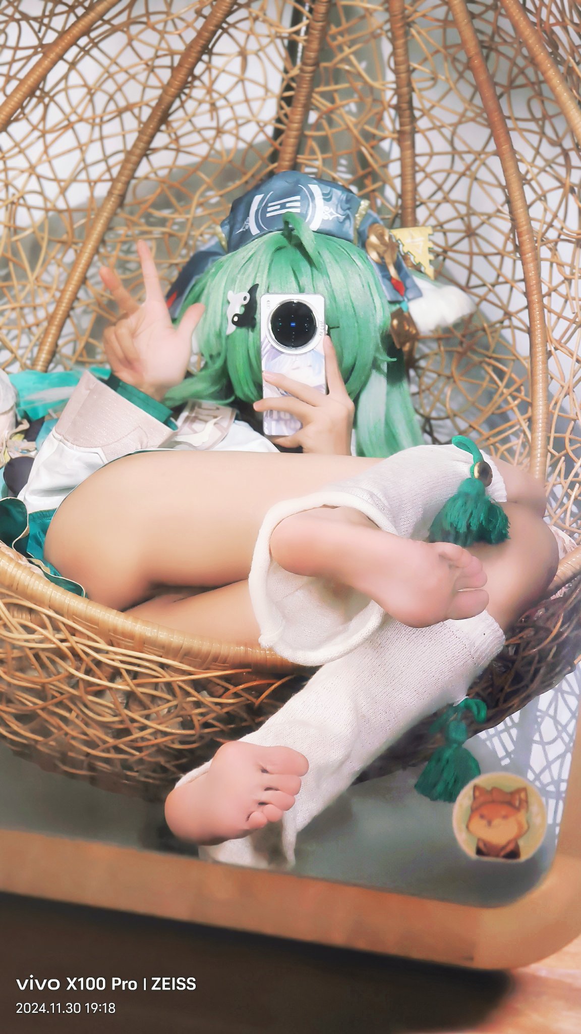 女人在一个纺织篮子里拍个自拍。