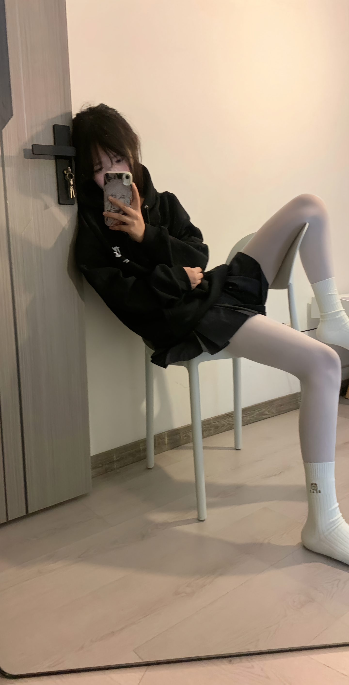 女人在一个房间里拍自拍。