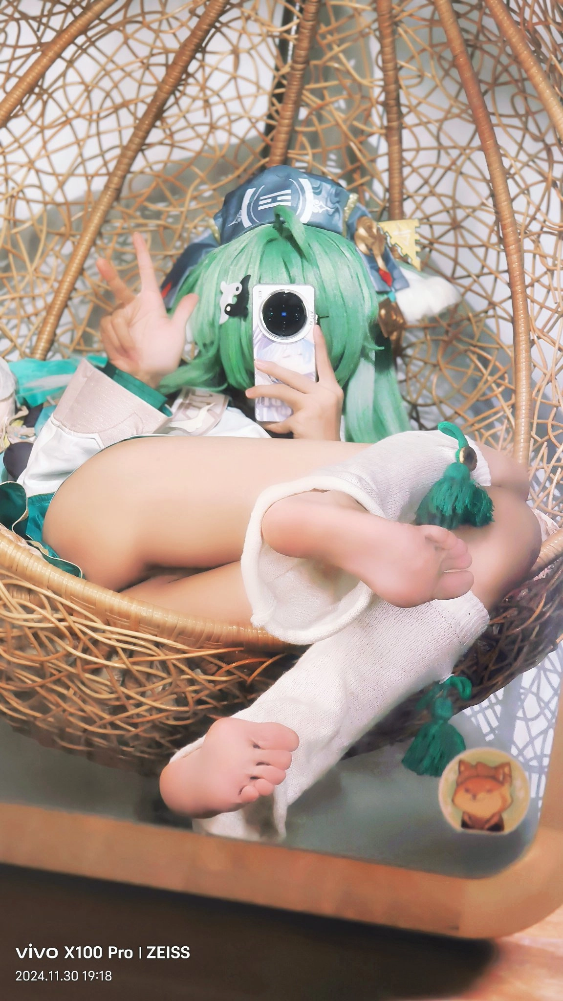 女人在一个纺织篮子里拍个自拍。