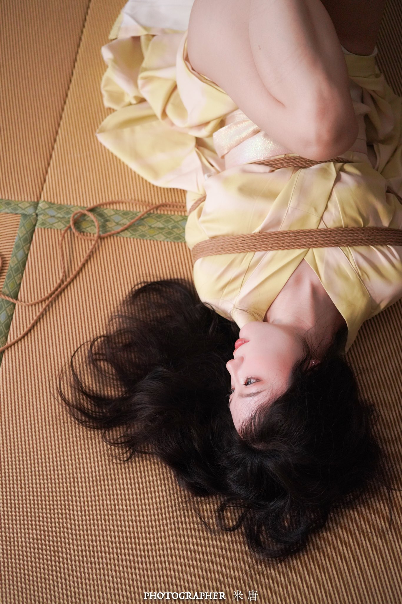 女人挂在绳子上。