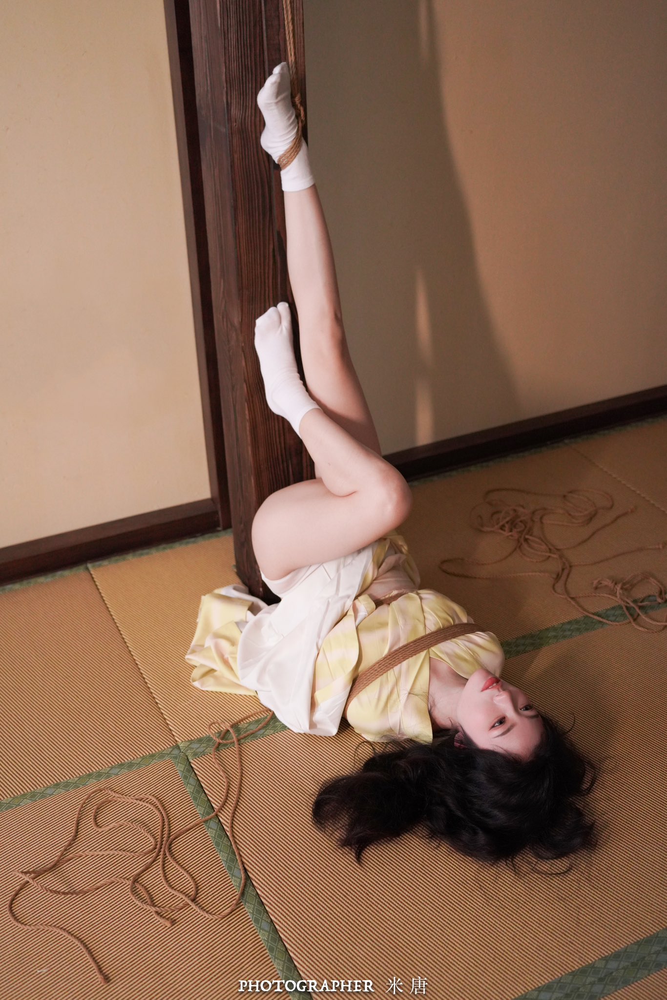 女人挂在绳子上。