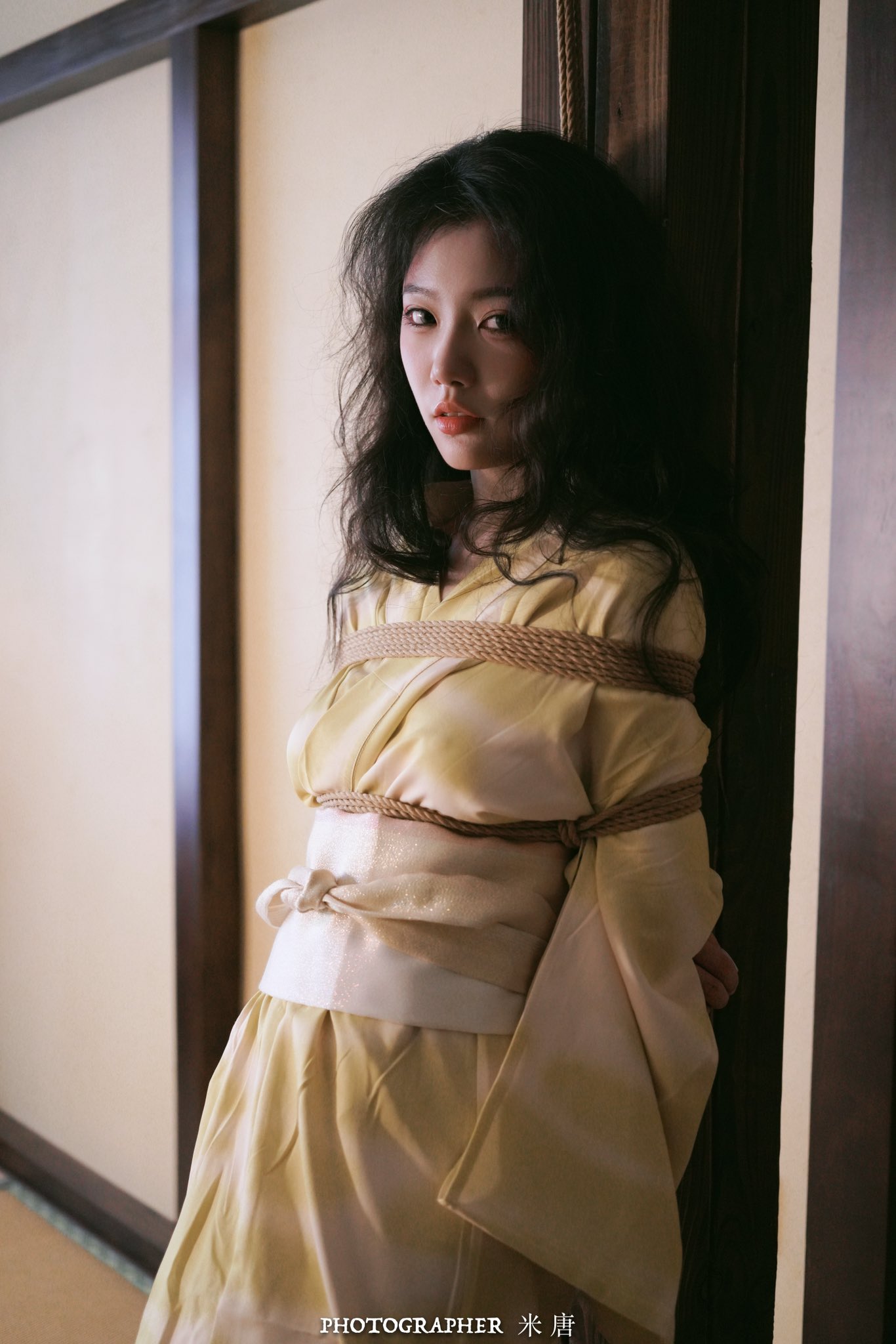 女人挂在绳子上。