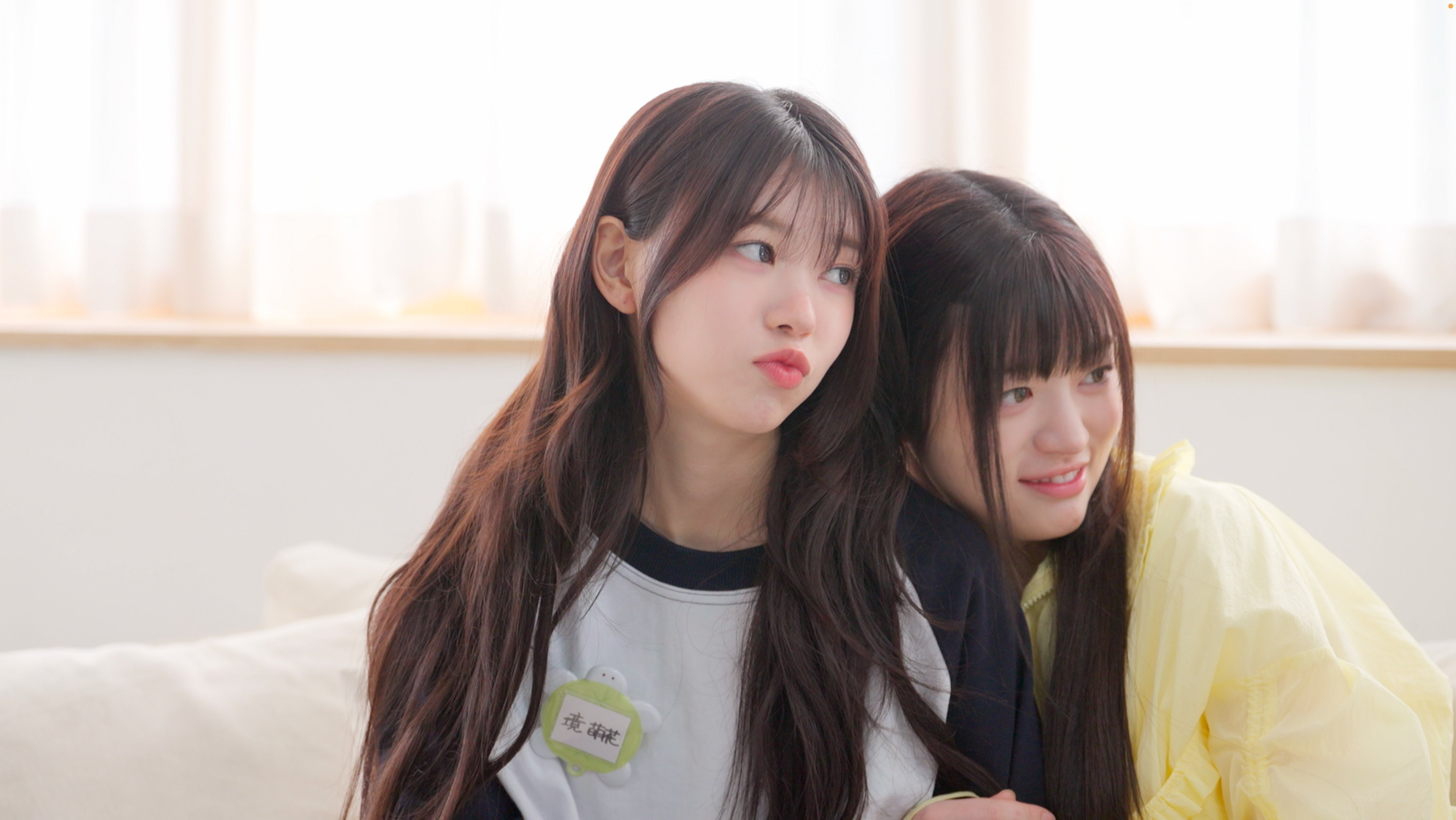 两个女孩长长的头发和粉红色的嘴唇。