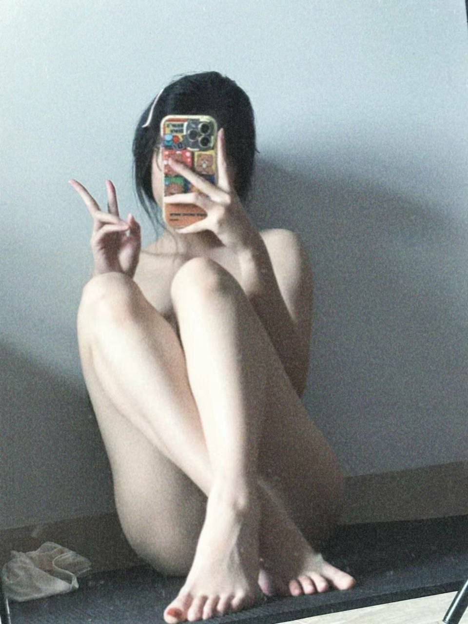 女人用手机拍自拍。