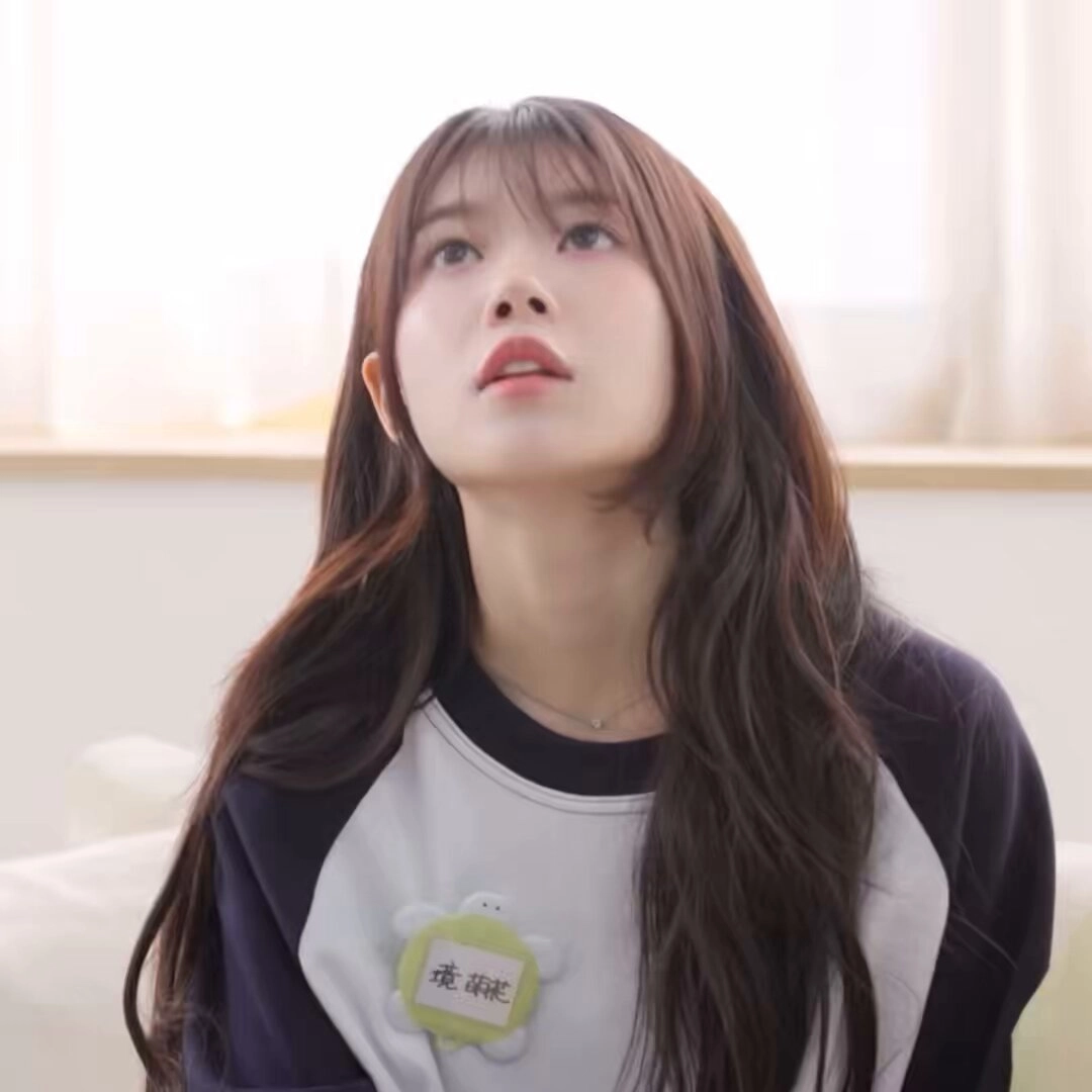 长头发的女人抬头看。