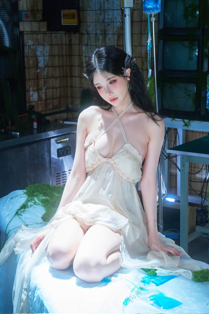 穿着白色衣服的女人坐在桌子上。