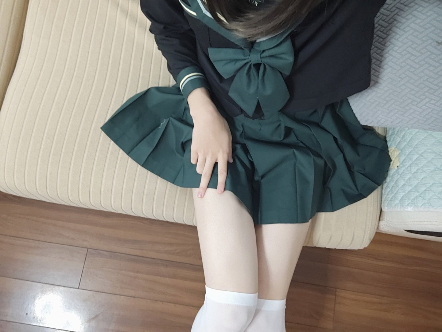 穿着绿色裙子和白色袜子的女孩。