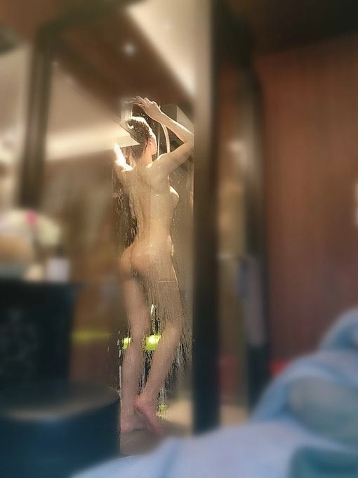 女人在浴室里洗澡。