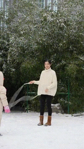 穿着白色衬衫的女人拿着一只子。