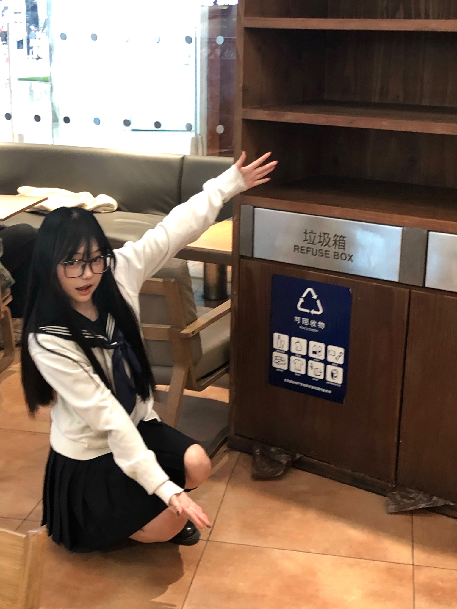 女人跪在垃圾前面。