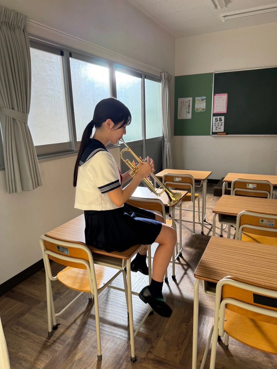 女孩在课堂上弹鼓。