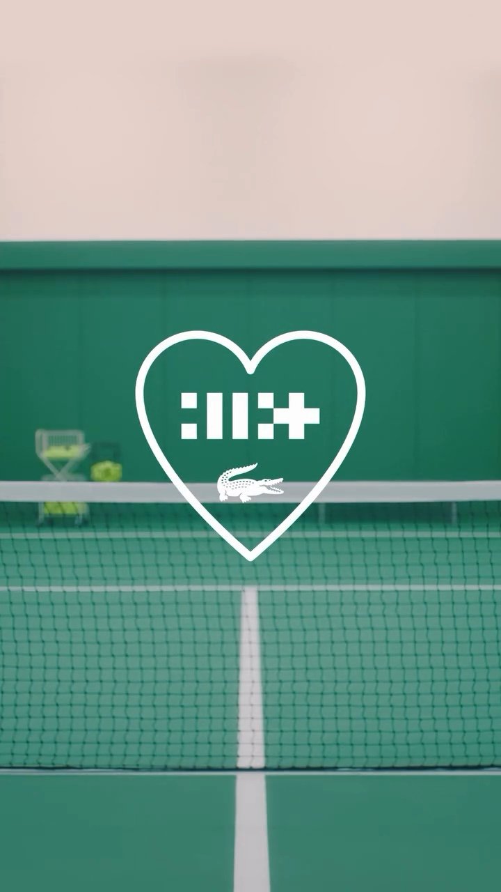 一群女孩在打网球。