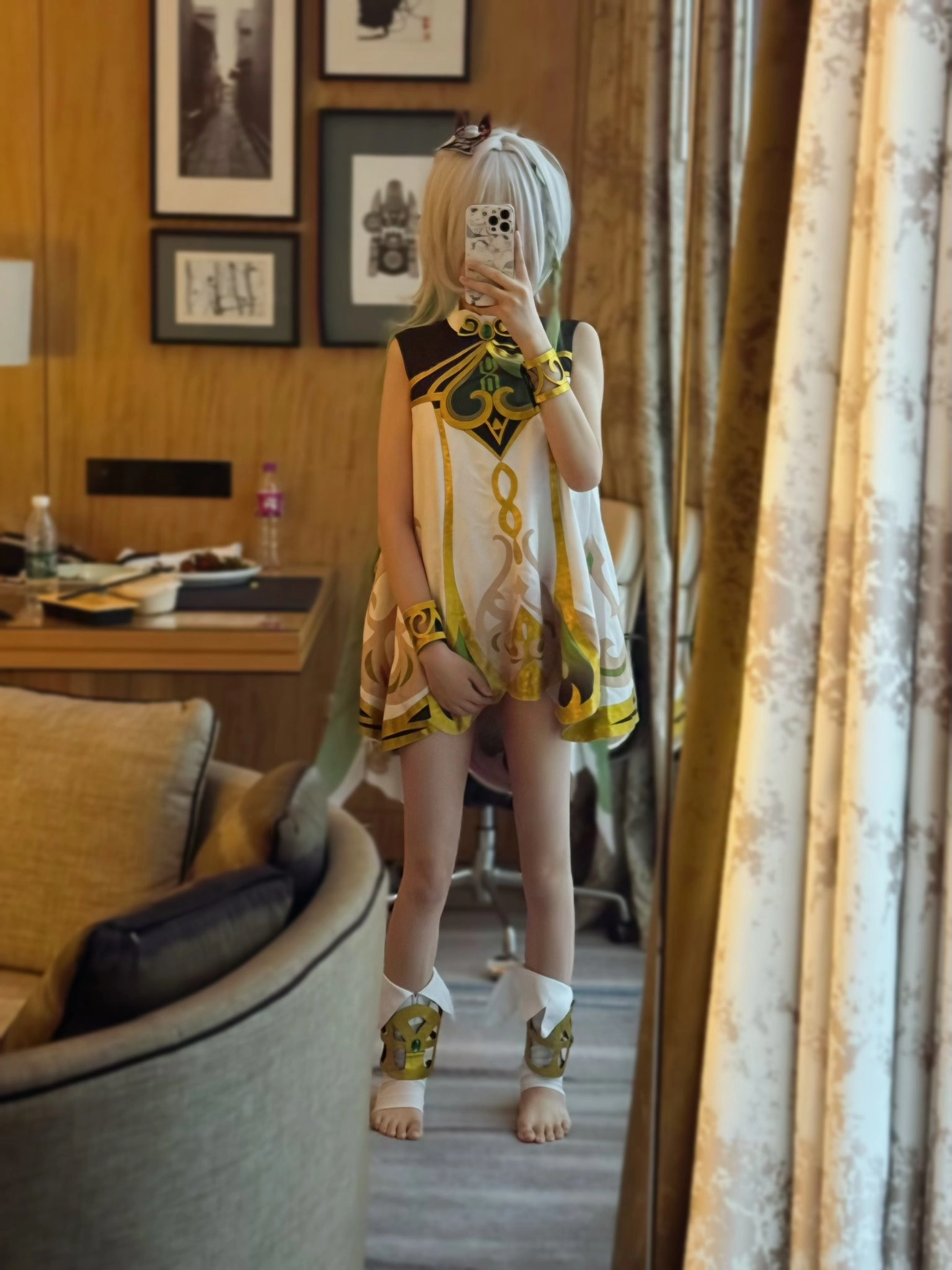 女人在一个房间里拍自拍。