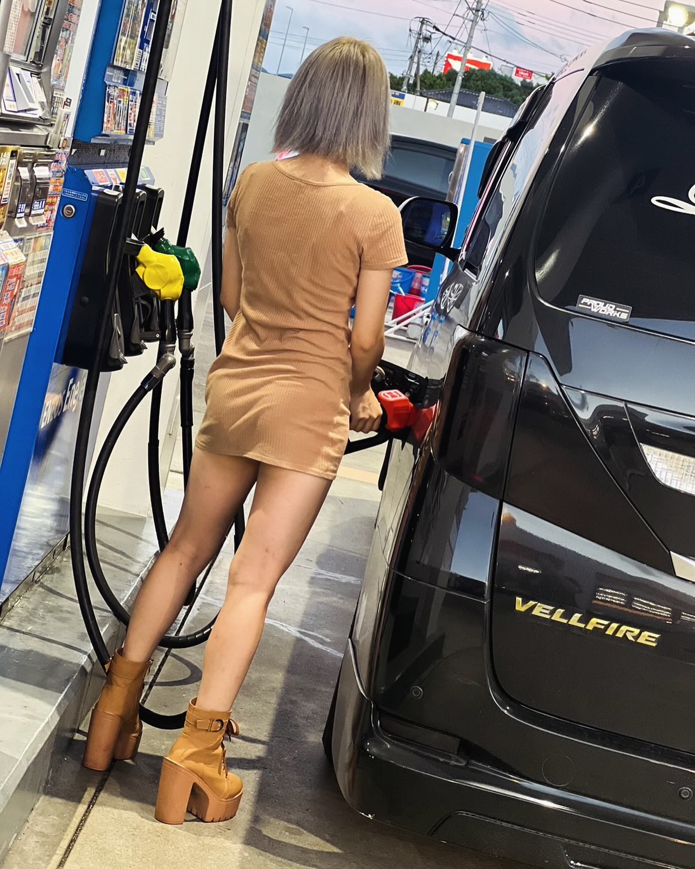 一名女性将气体泵入车内。