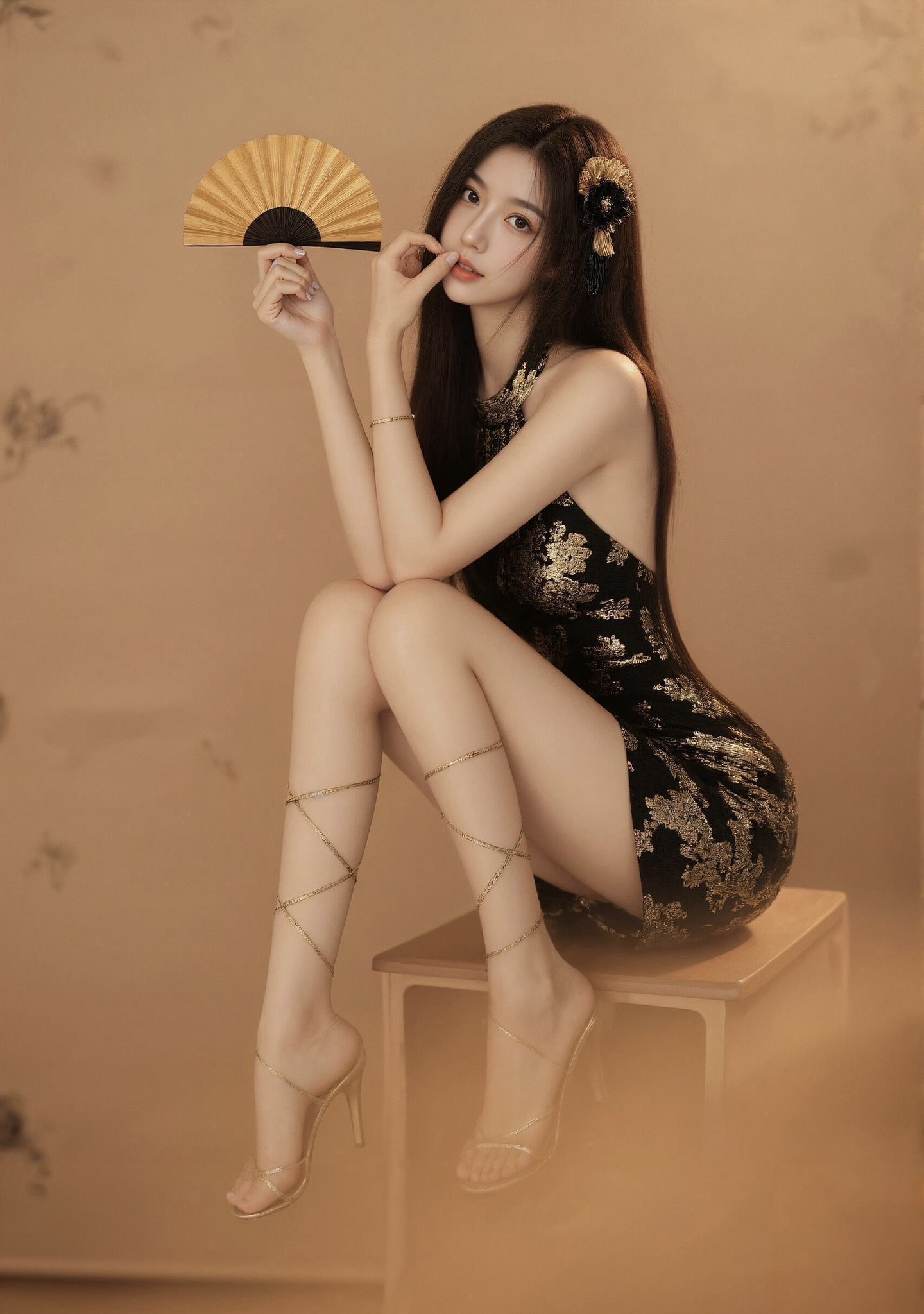 穿着黑色裙子的女人抱着一个粉丝。