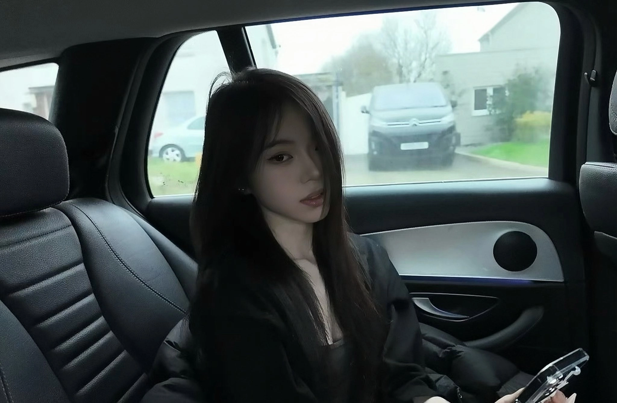 长头发的女人和一件黑色的衬衫。