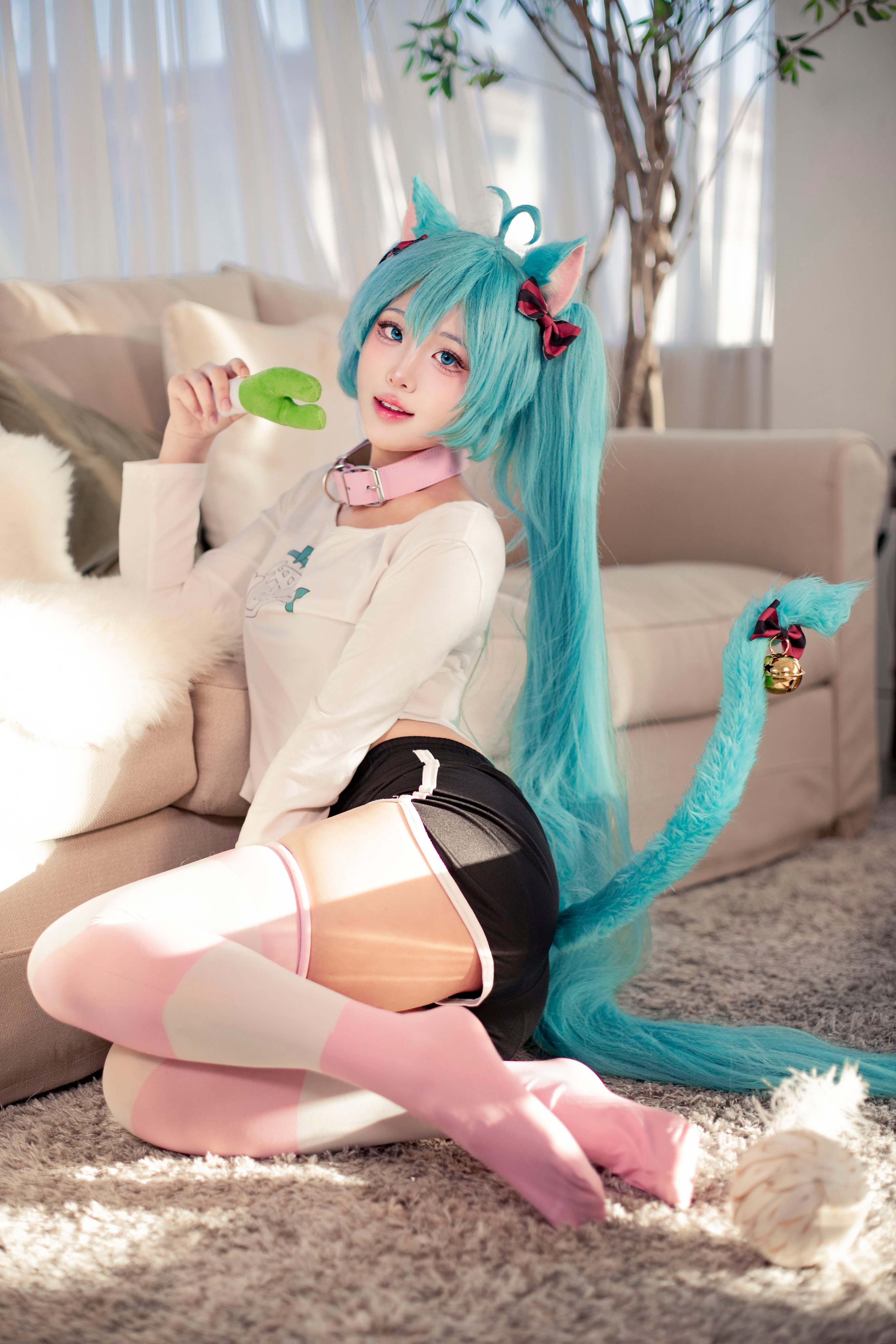 蓝头发和猫尾巴的女人坐在沙发上。