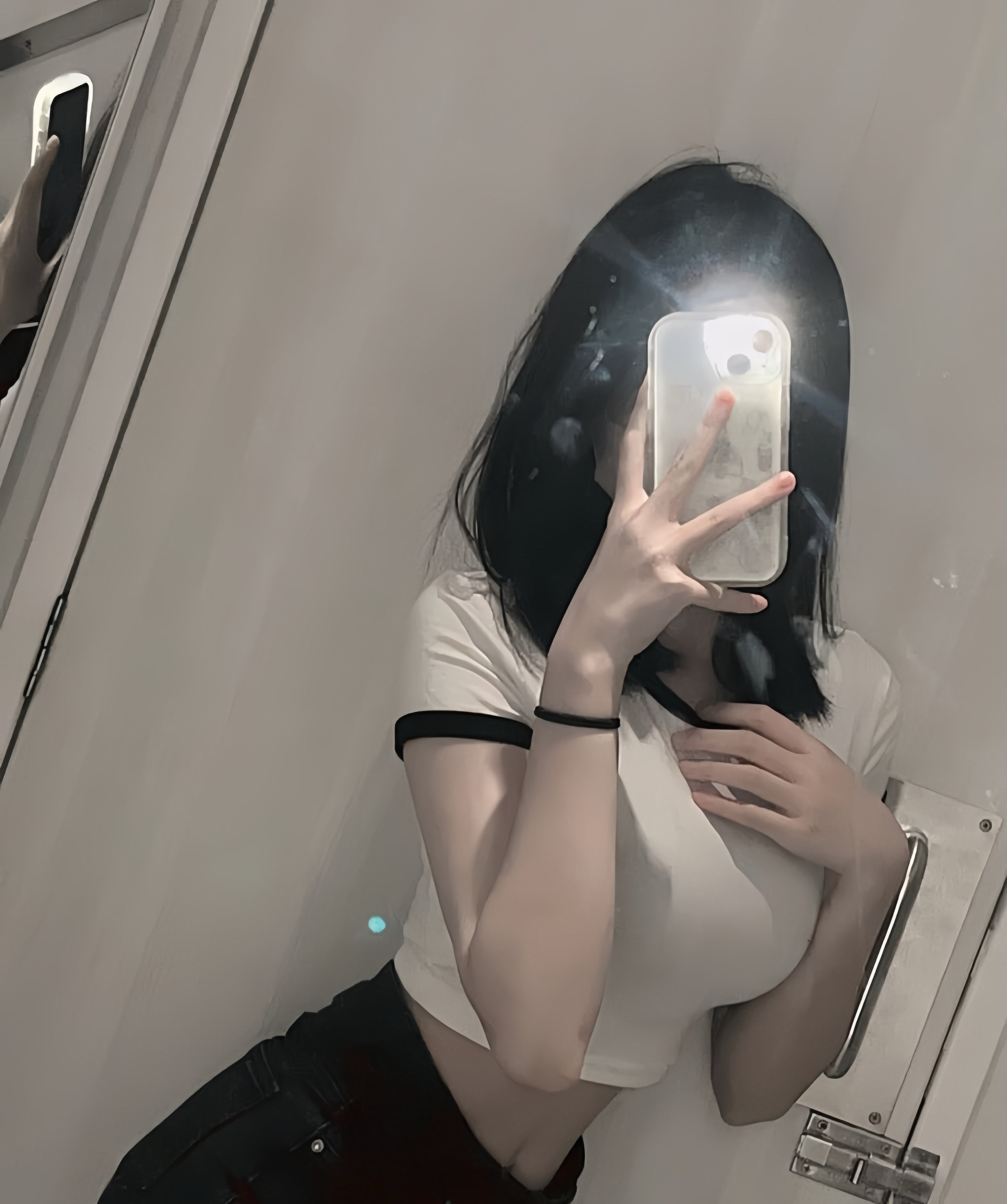 女人在镜子里拍自拍。