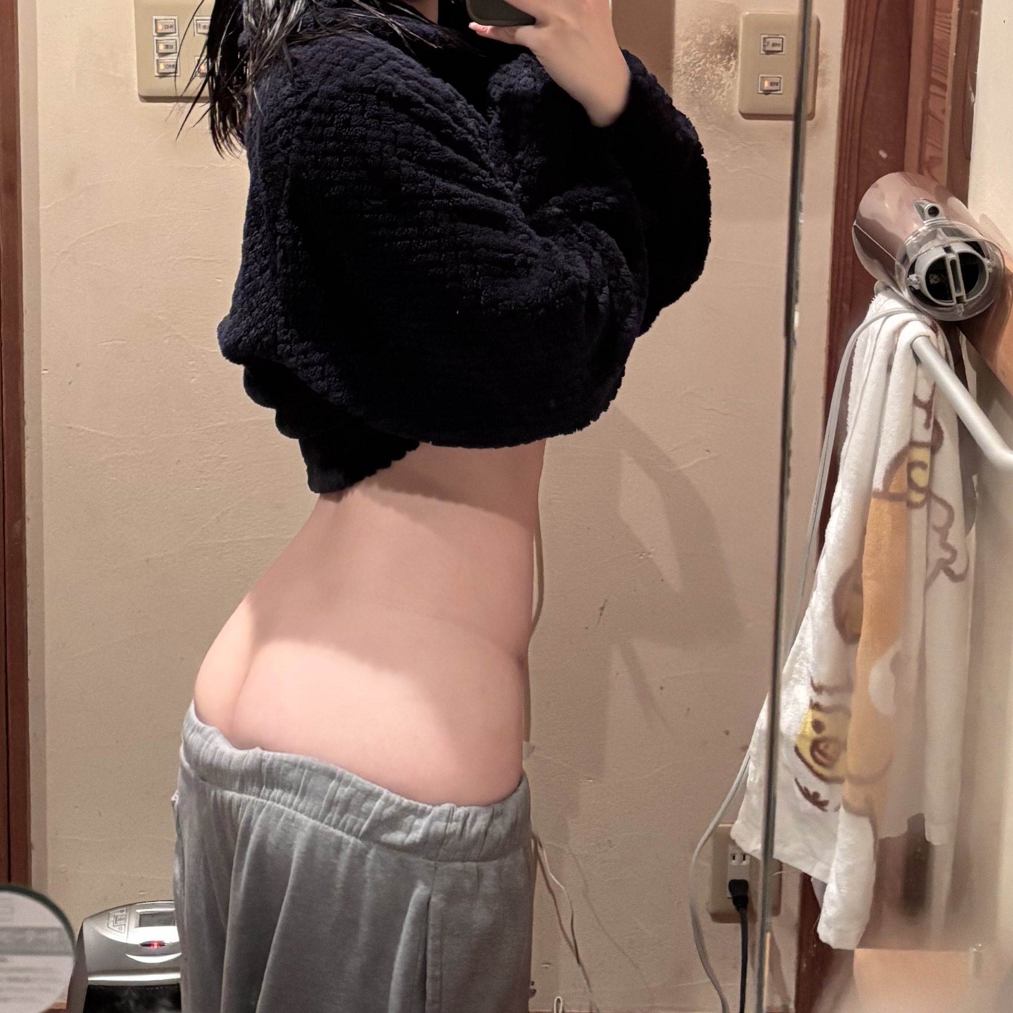 女人在镜子前拍自拍。