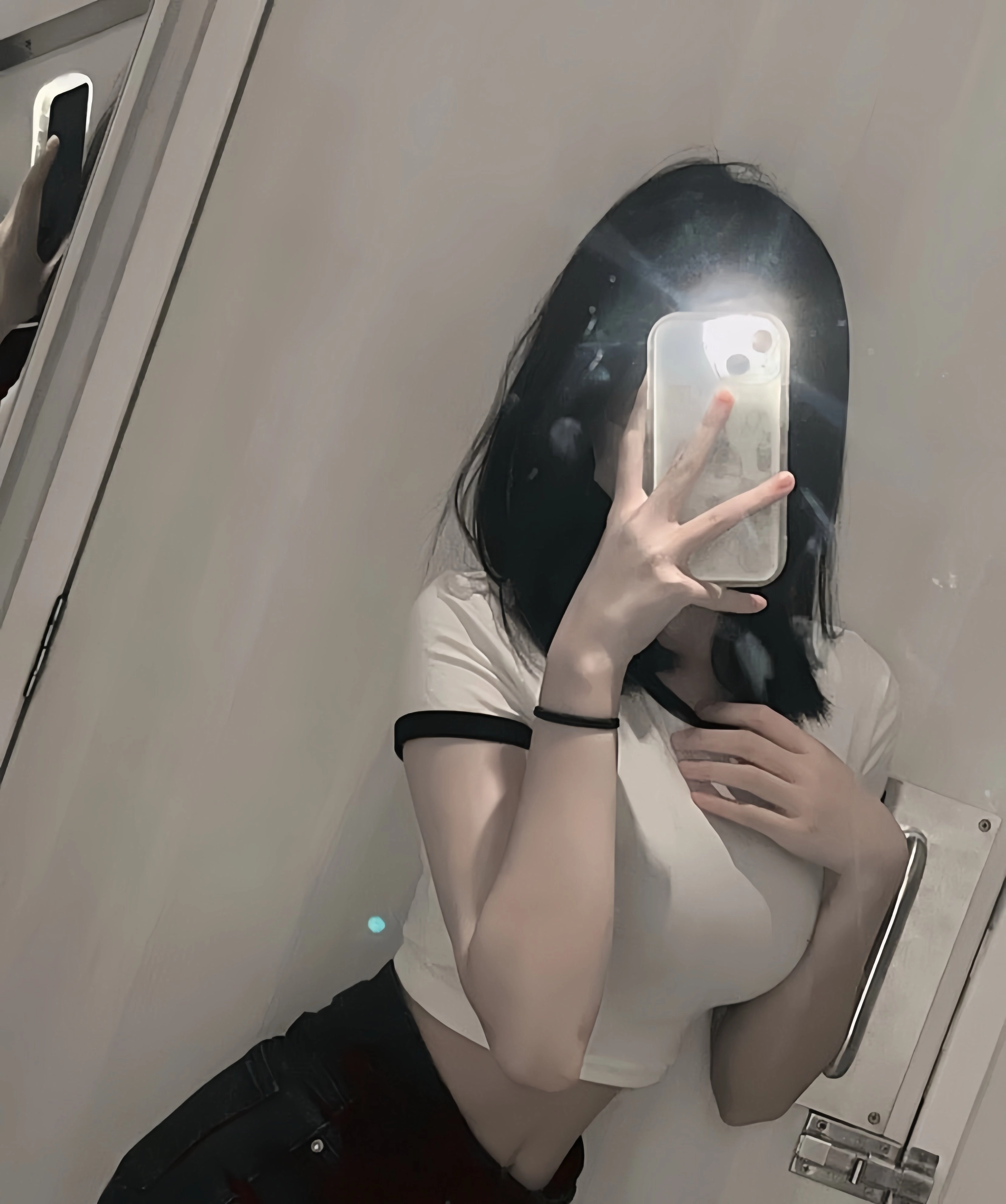 女人在镜子里拍自拍。