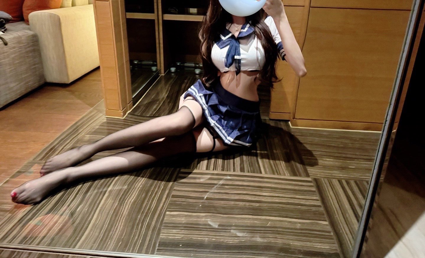 穿着水手服的女人拍了一张自拍。