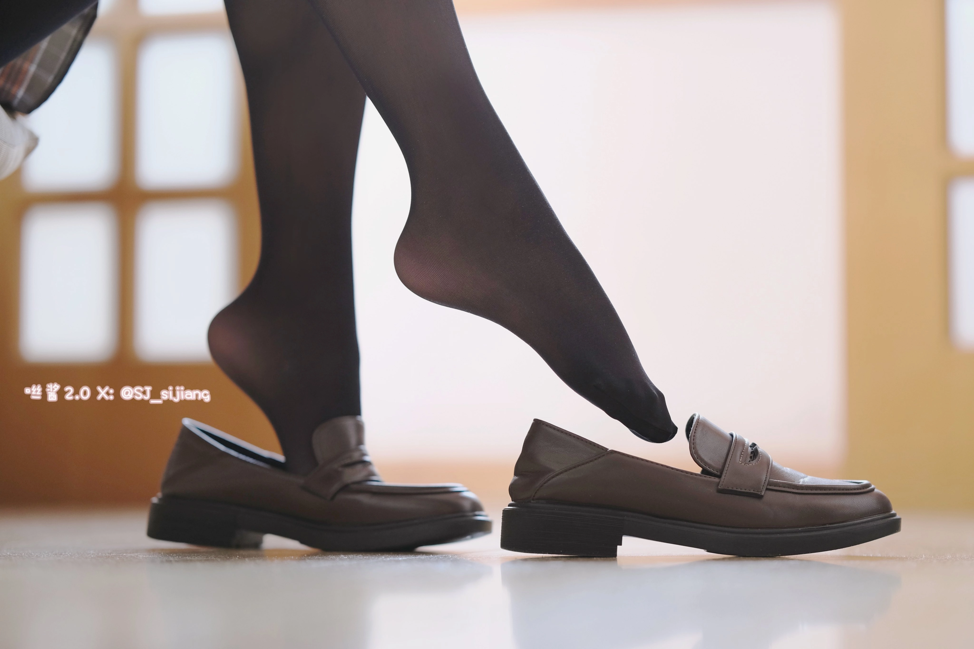 穿着黑袜子和棕色鞋子的男人。