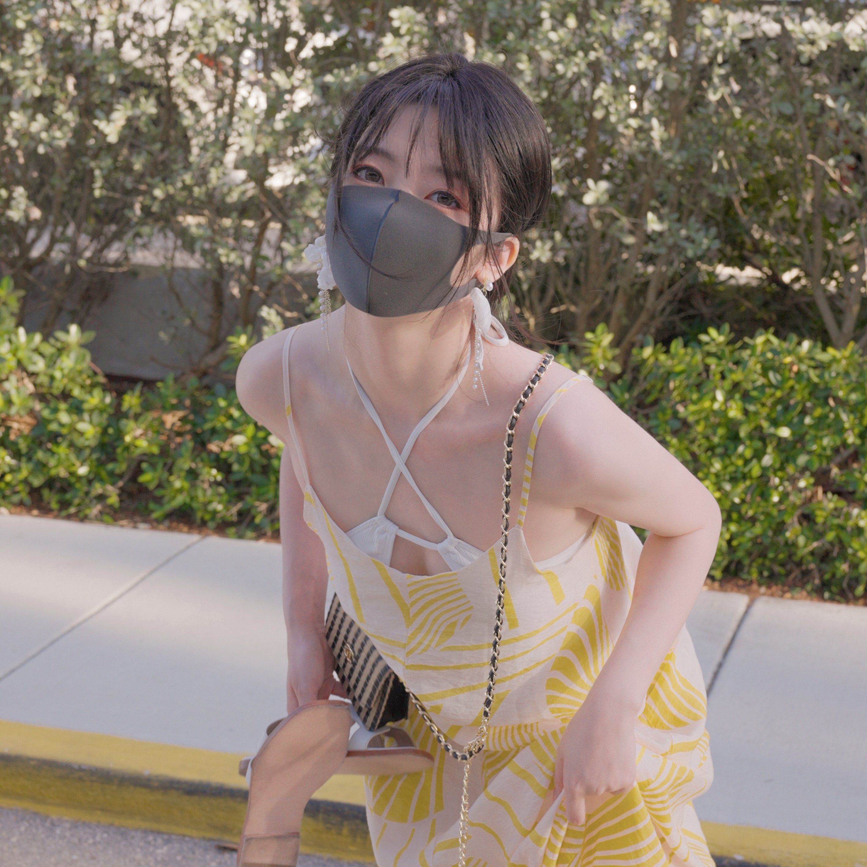 一位戴着面具的女人穿过森林。