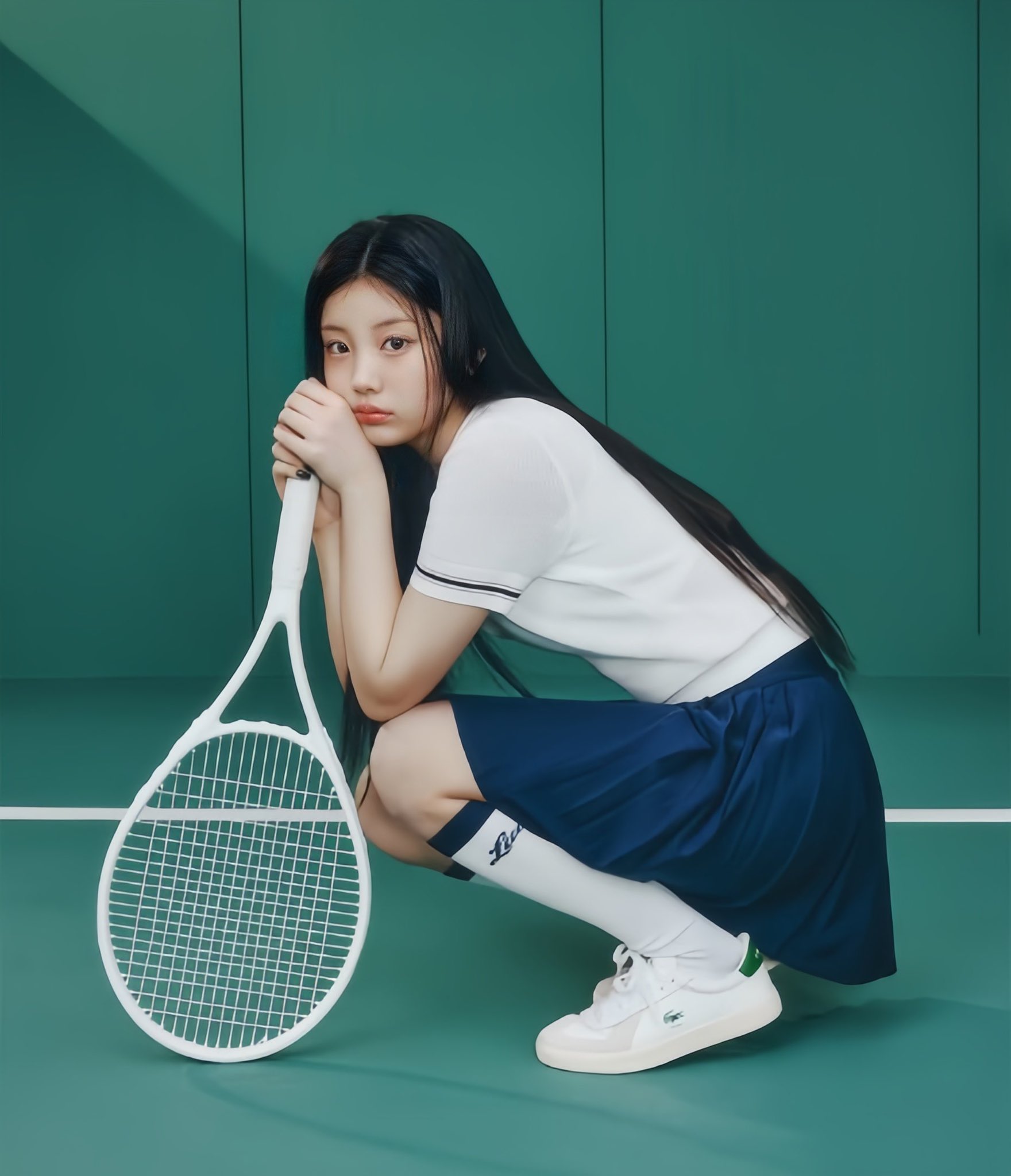 长头发的女孩和一根网球子。