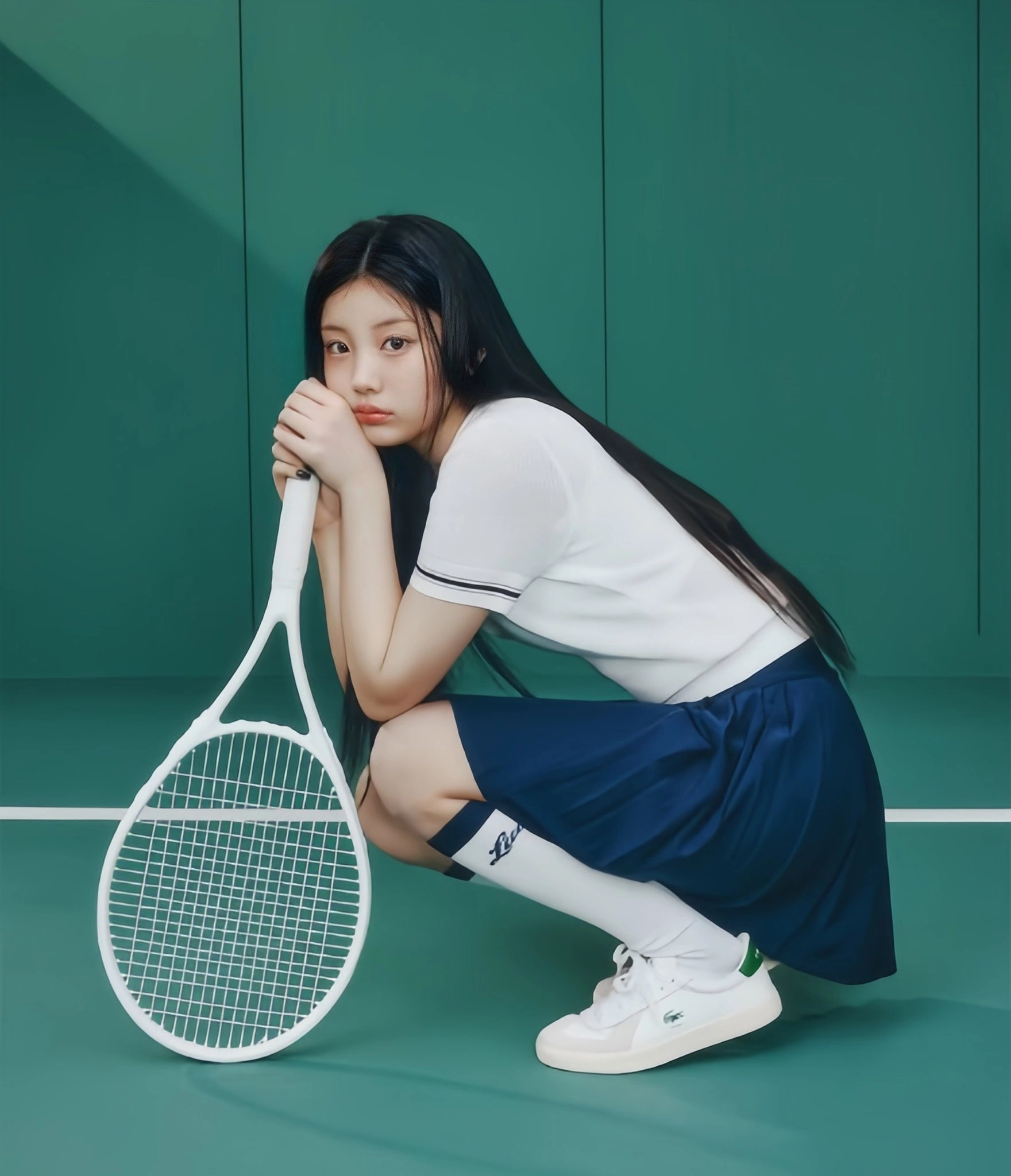 长头发的女孩和一根网球子。