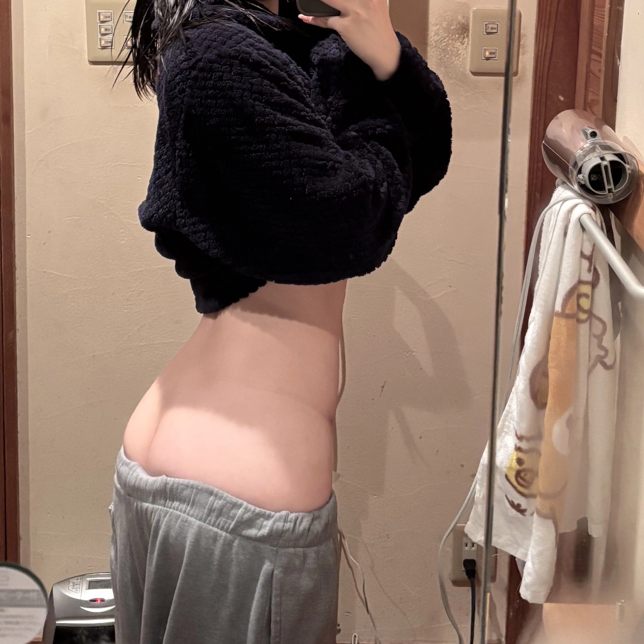 女人在镜子前拍自拍。