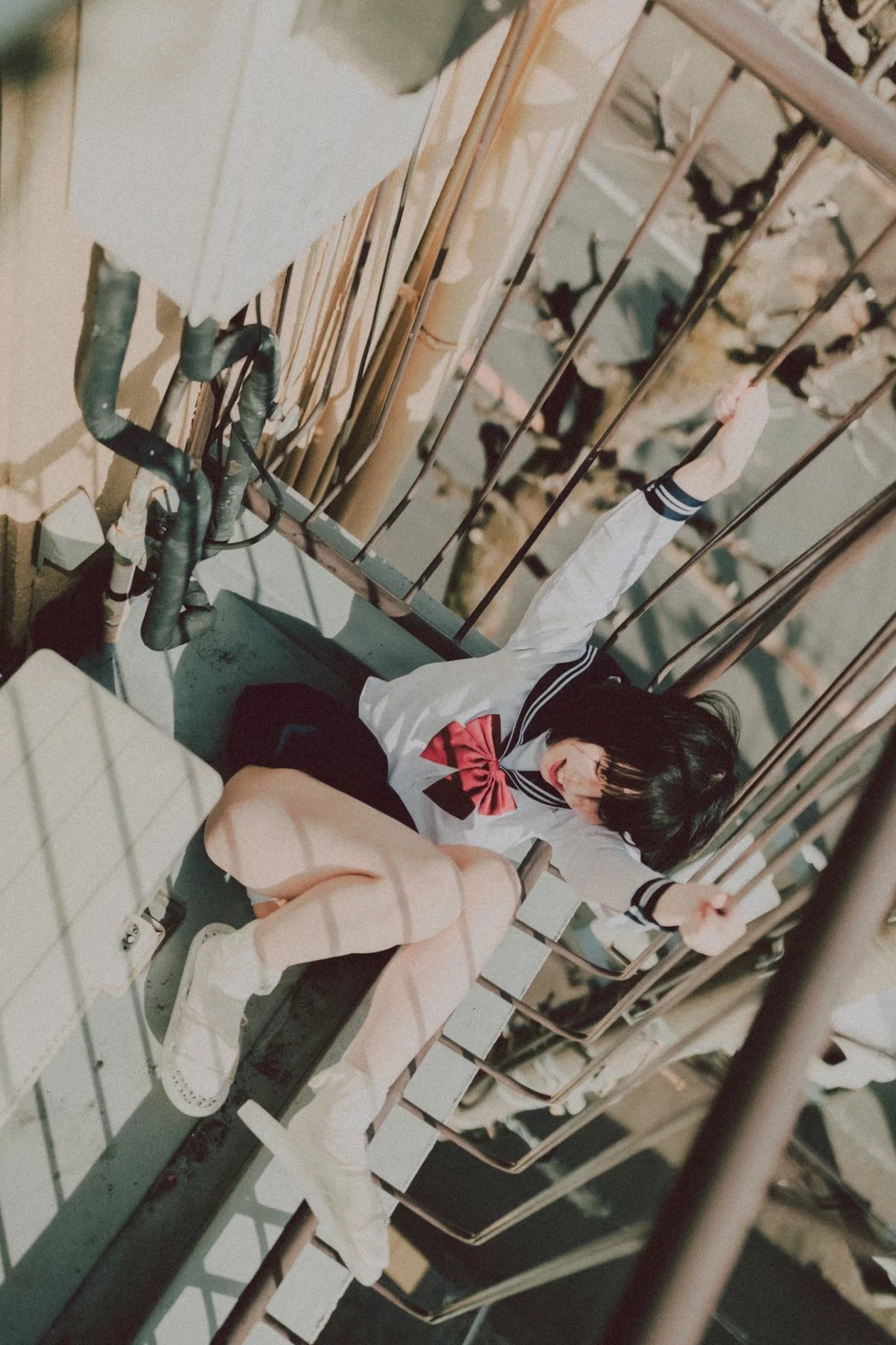 一位穿着白色衬衫和蓝色裙子的女孩挂在一根线上。