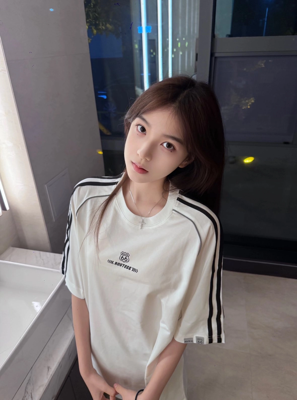 女人穿着一件白色衬衫,上面有标志。