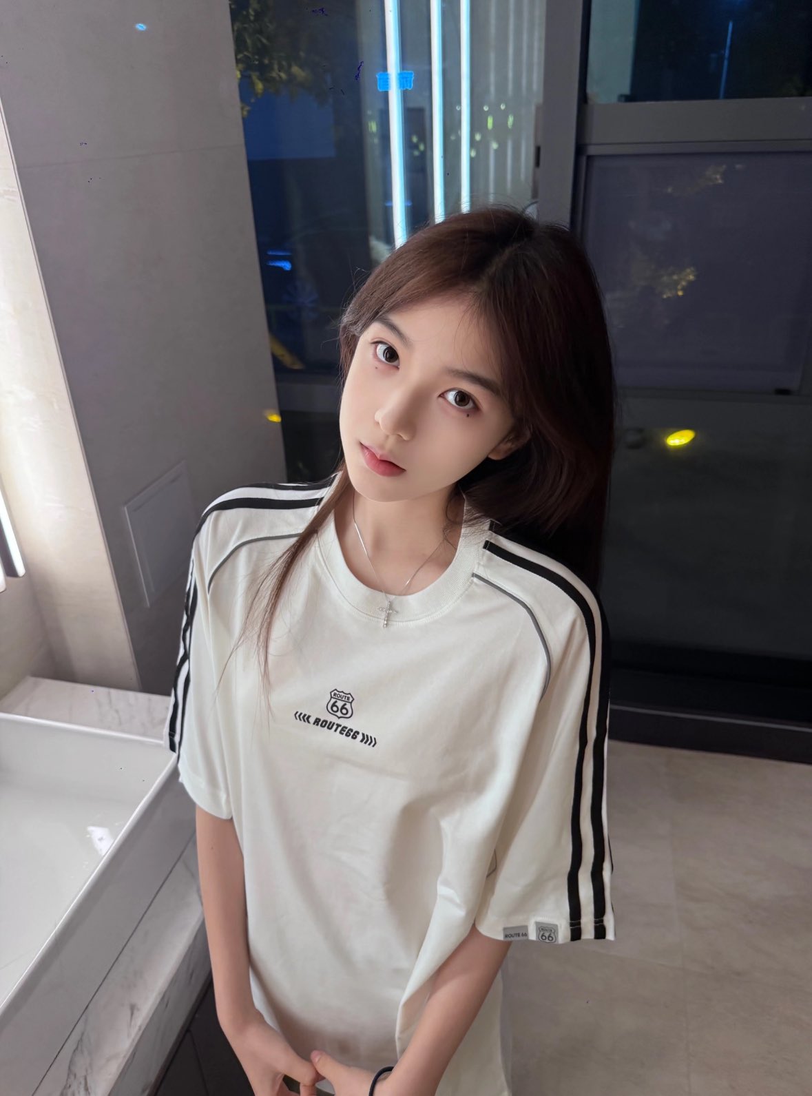 女人穿着一件白色衬衫,上面有标志。