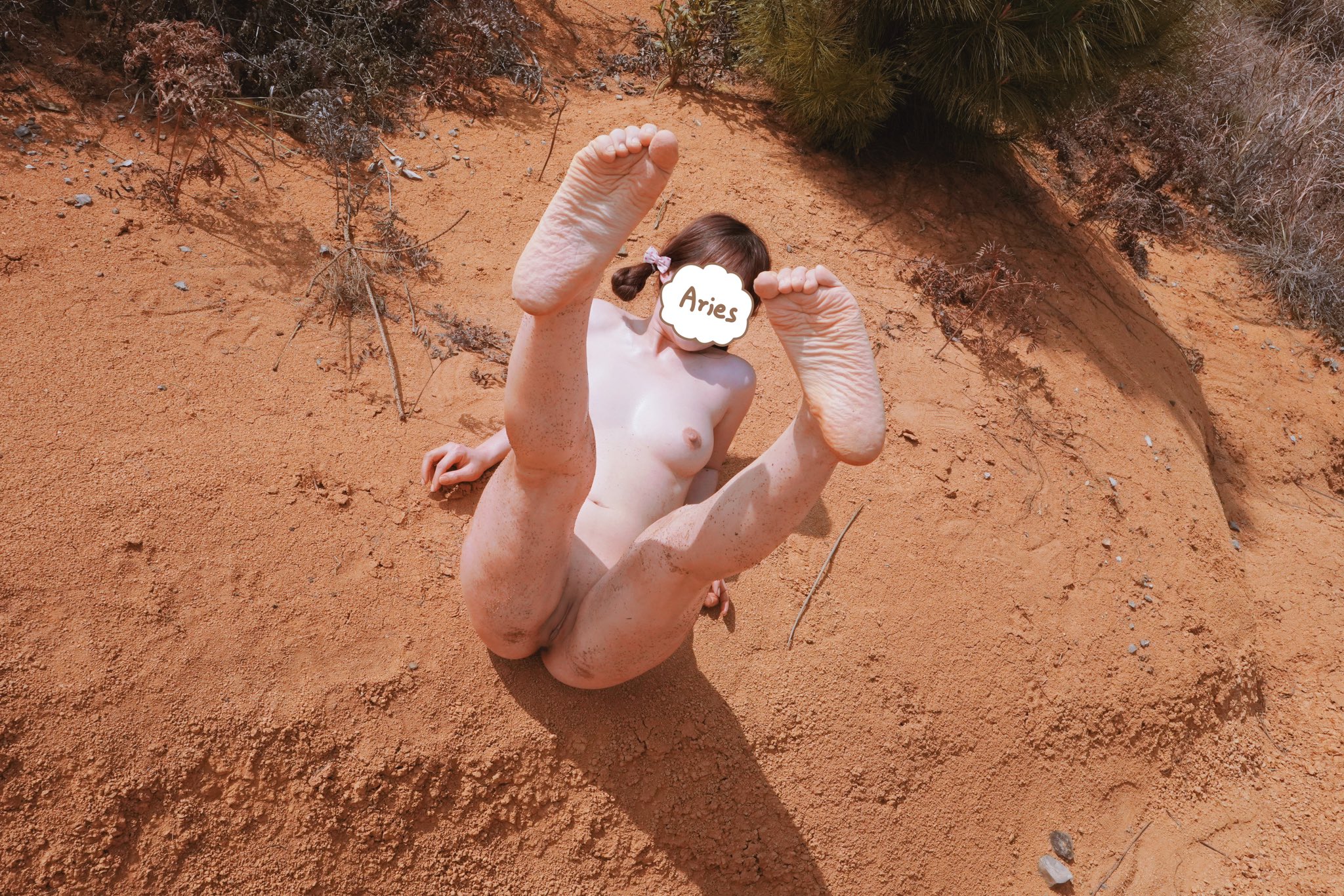 女人身上有一个标记,在她的身体上说“羊”。